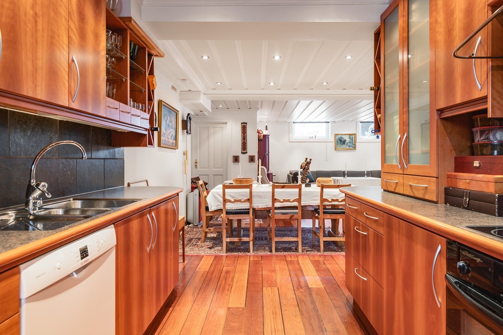 Kjøkken med både over- og underskap som gi god oppbevaringsplass. Galleribilde