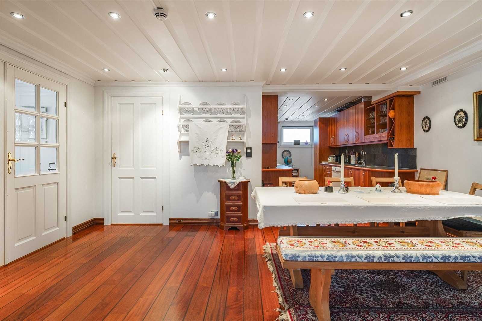 Romslig spisestue i lyse omgivelser. Galleribilde