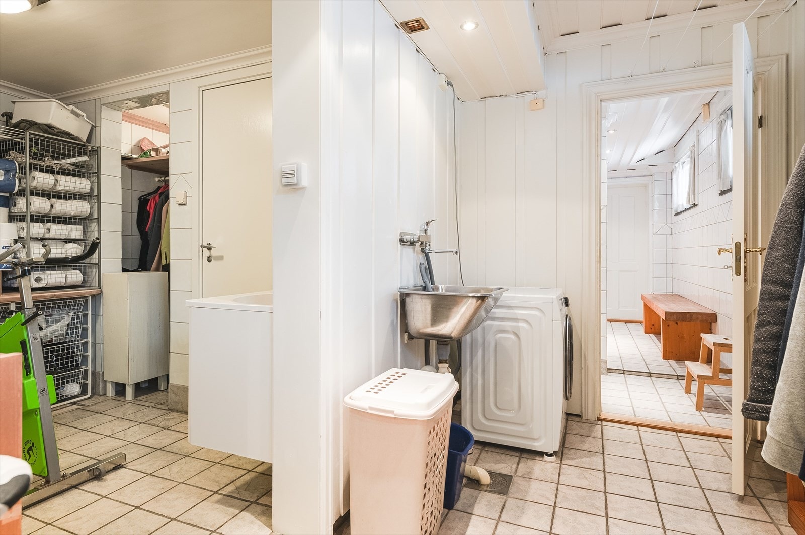 I tilknytning til badet finner du et praktisk vaskerom med god oppbevaringsplass. Galleribilde