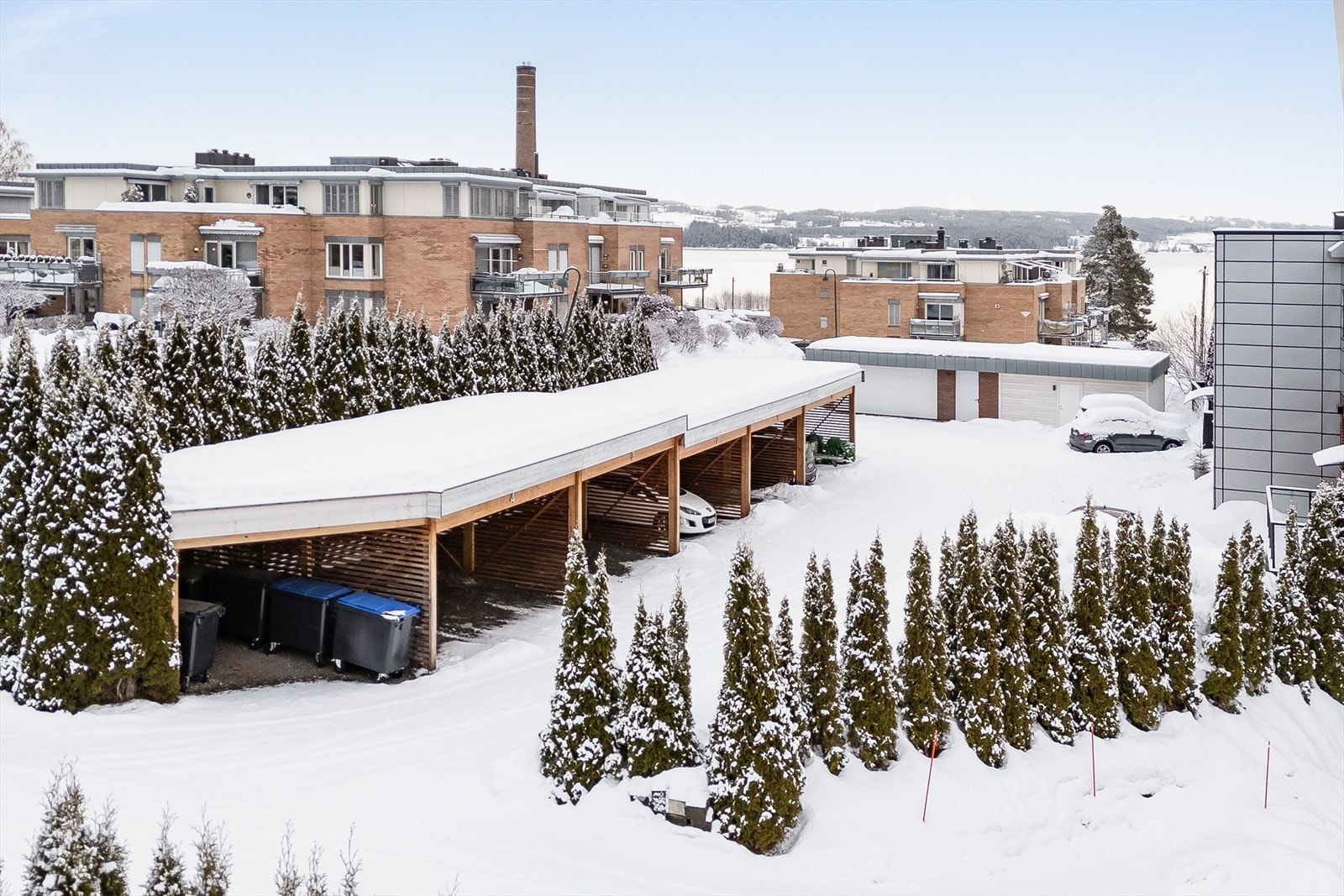 Ryddig uteområde med blant annet carport. Galleribilde