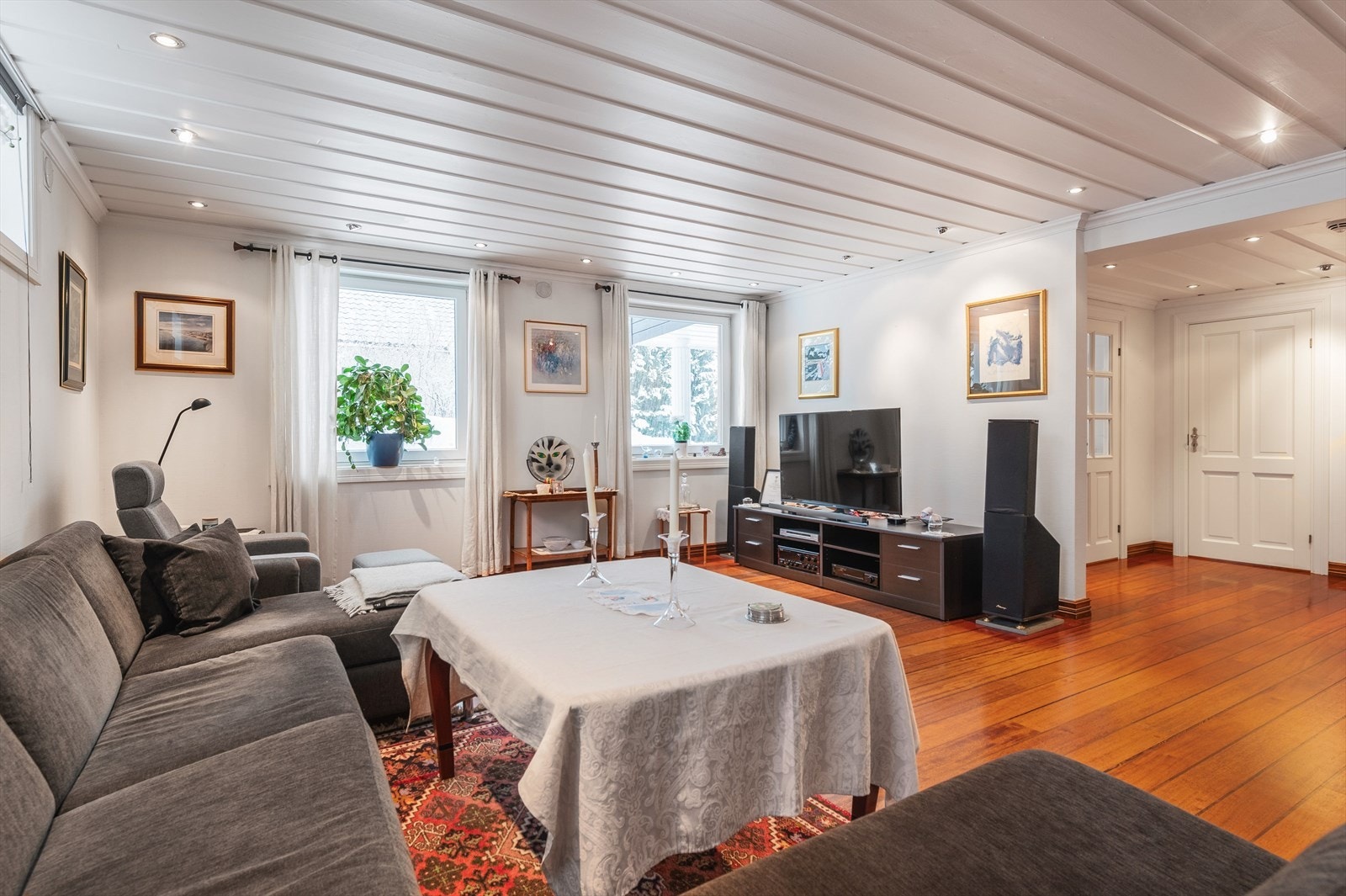 Stuen har flere vinduer som gir godt med lys i leiligheten. Galleribilde