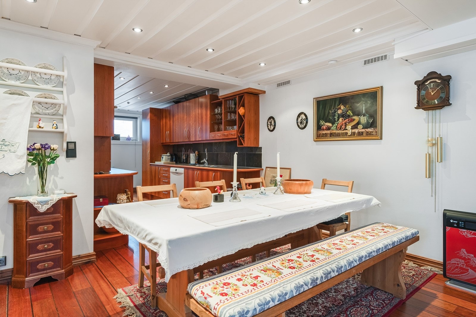 Spisestuen ligger lettvint til i forhold til kjøkkenet og er en naturlig samlingsplass for venner og familie. Galleribilde