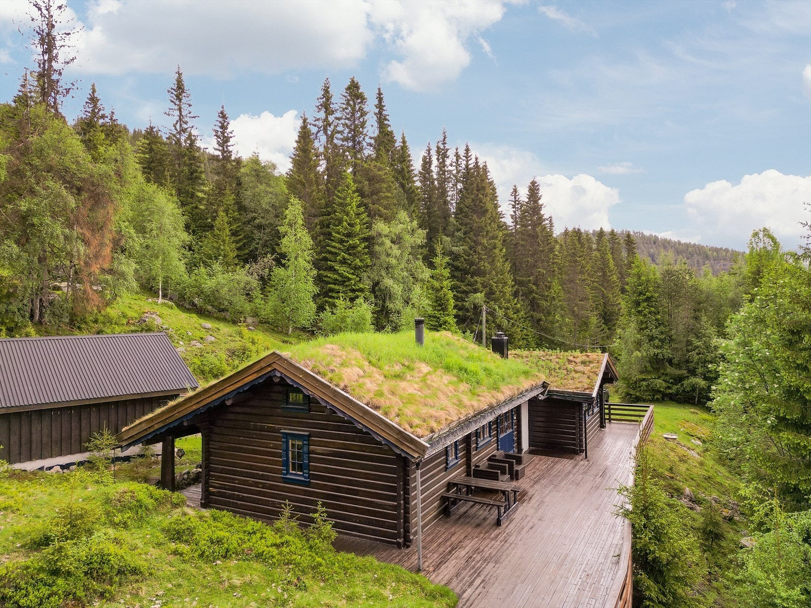 Romslig tomt med gode uteområder samt sjenerøse terrasser både under tak og under åpen himmel. Galleribilde