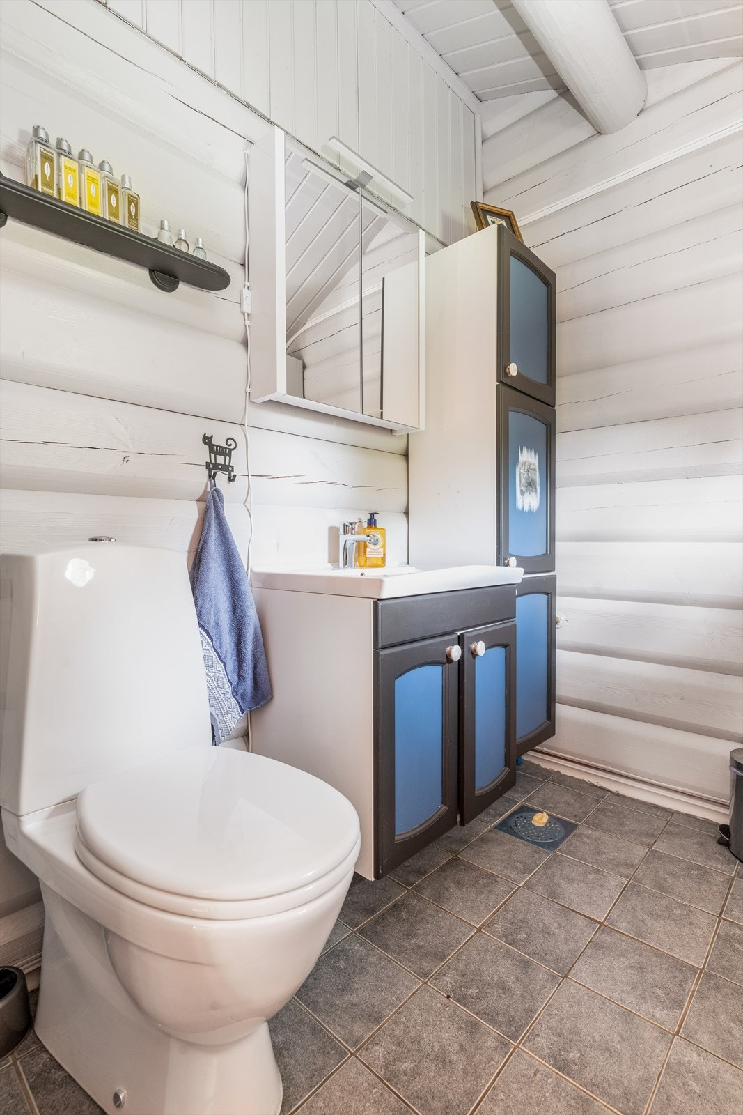 Badet ligger inntil spisestuen, og har fliser på gulv med varmekabler. Badet har innredning med servant i tillegg til høyskap, samt at det er speilskap over servant med overlys. Badet har også vannklosett. Utvendig adkomst til badet direkte fra terrassen. Galleribilde