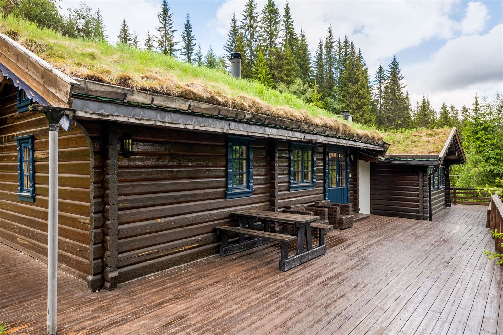 Flotte terrasseområder rundt store deler av hytta. Galleribilde