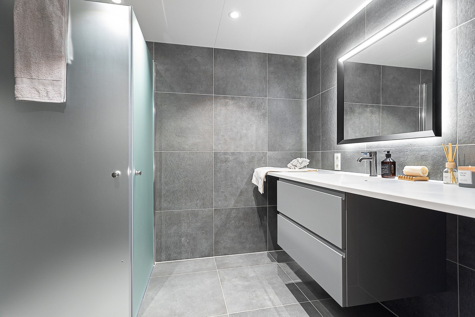 Delikat bad. Badet er levert som ferdigmodul. Her er det valgt store fliser på gulv og vegg i samme farge. Dette gir et eksklusivt uttrykk. Galleribilde