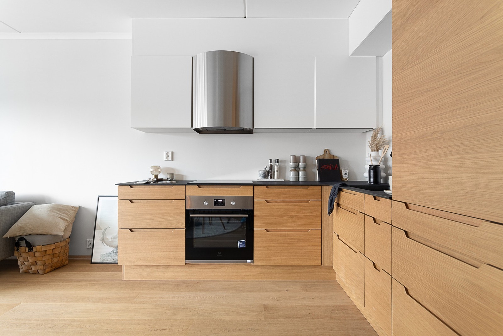 Kjøkkenet er oppgradert fra hva som var standardleveranse. Her er det valgt tidsriktige og moderne fronter, samt en fin ventilator. Galleribilde