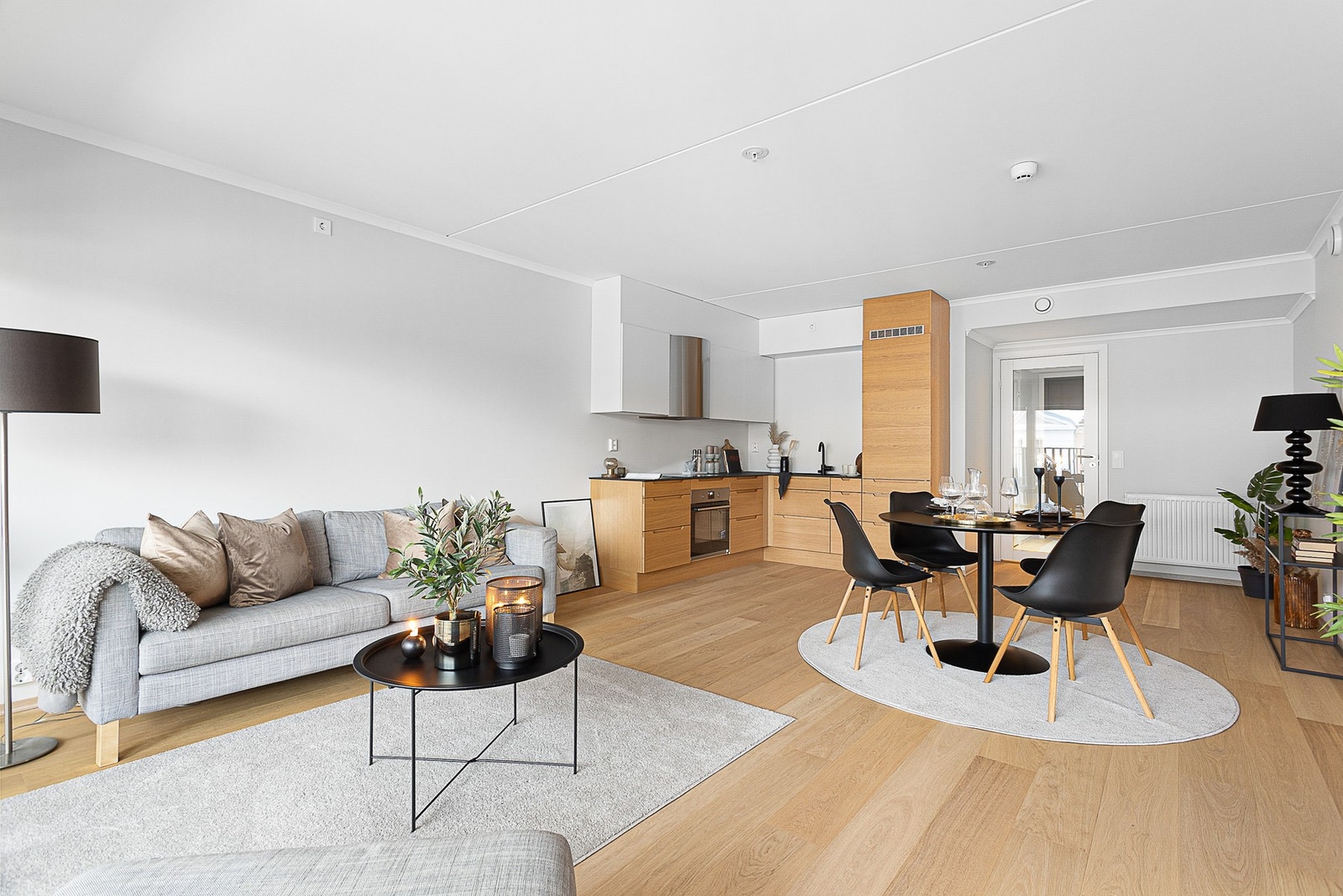 Hyggelig stuerom med åpen kjøkkenløsning. Formen på rommet gir muligheter for møblering etter eget ønske. Galleribilde