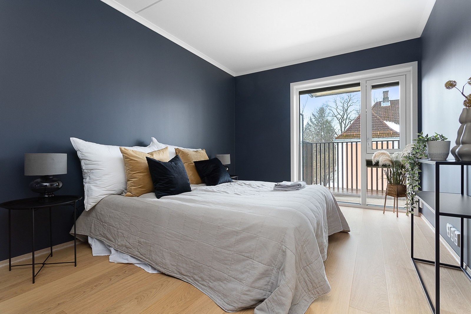 Det er to soverom i leiligheten. Bildet her viser hovedsoverommet. Her er det god plass til garderobe, samt egen utgang til den romslige terrassen. Galleribilde