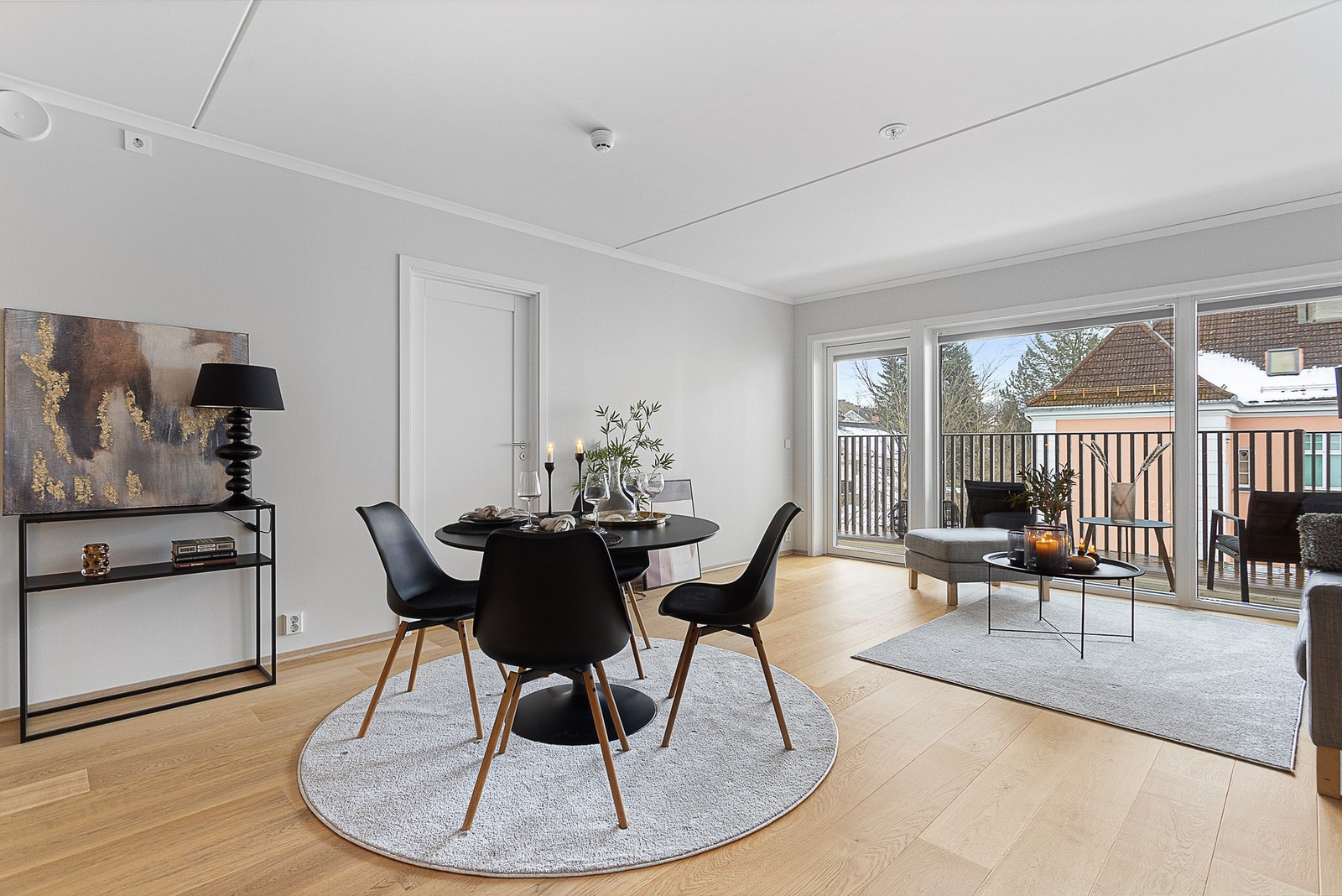 Det er plass til en hyggelig spiseplass i tillegg til sofamøblement i leiligheten. Galleribilde