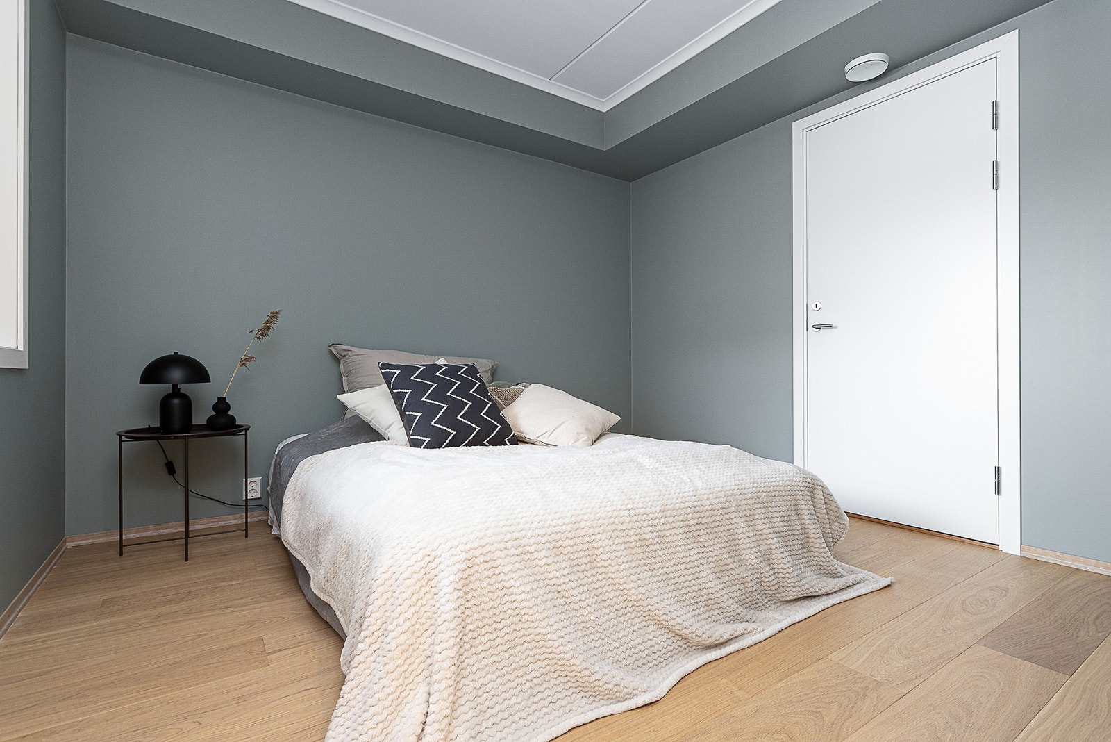 Soverom to har adkomst fra entreen. Innenfor rommet er det også et teknisk rom, som også gjør nytte som utvidet garderobeplass. Galleribilde