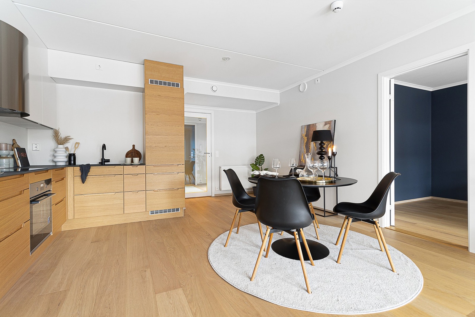 Gulvene er oppgradert fra 3-stavs til 1-stavs parkett. Galleribilde