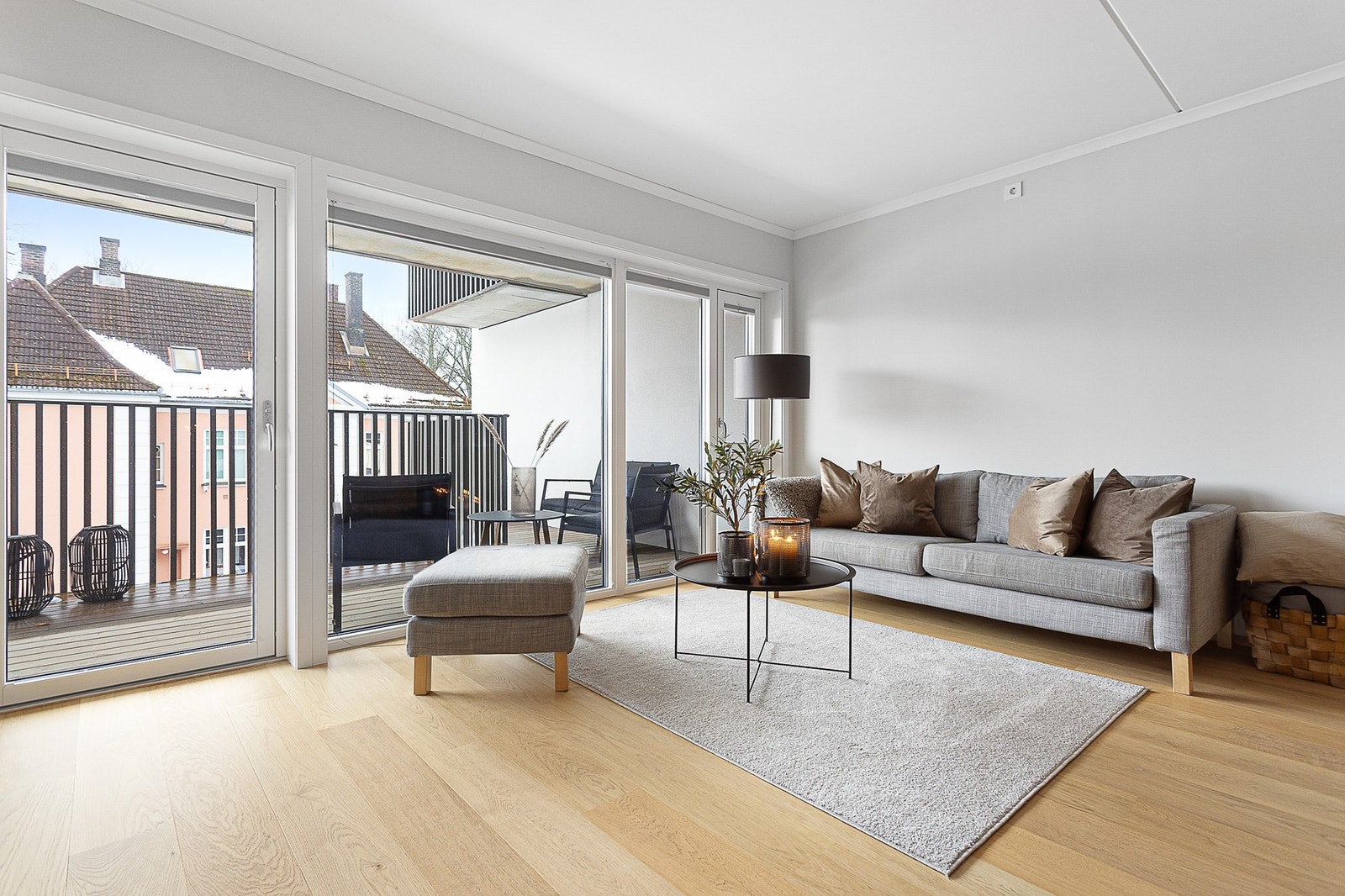 Fra stuen er det utgang til en stor, overbygd balkong. Galleribilde