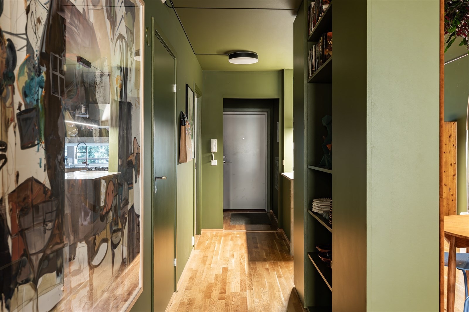 Entré som ønsker deg velkommen inn. Her er det flere oppbevaringsmuligheter. Galleribilde