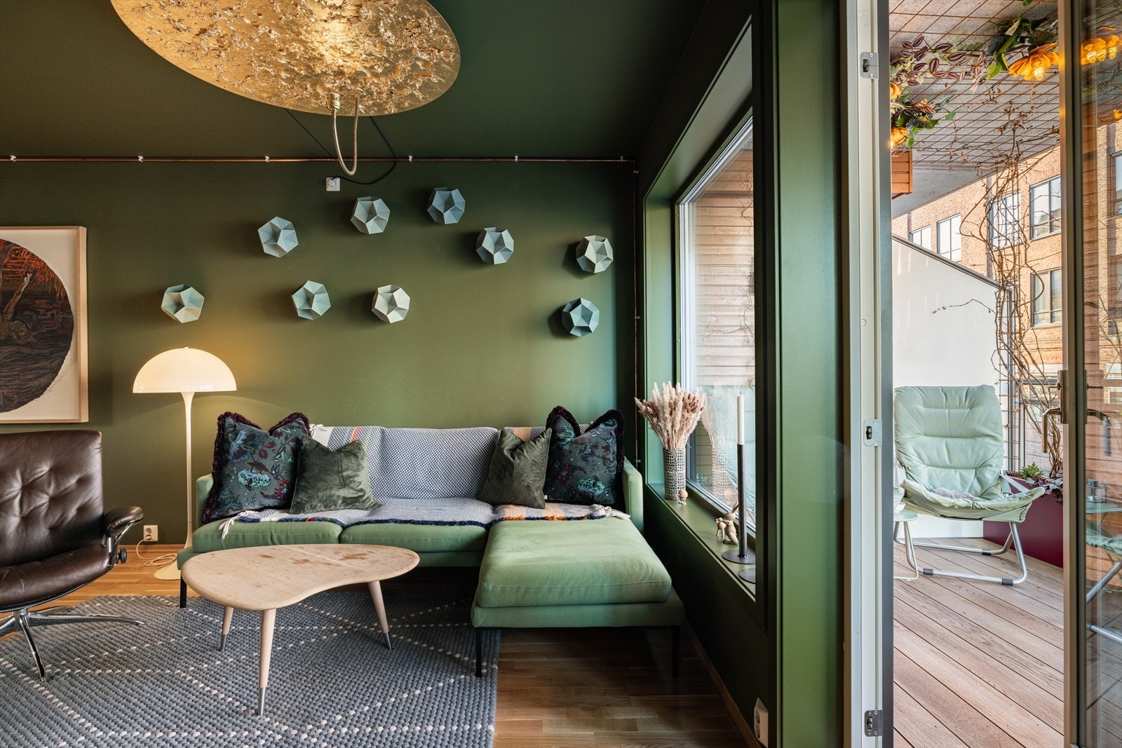 Her er det store vindusflater som slipper inn rikelig med naturlig lys. Galleribilde