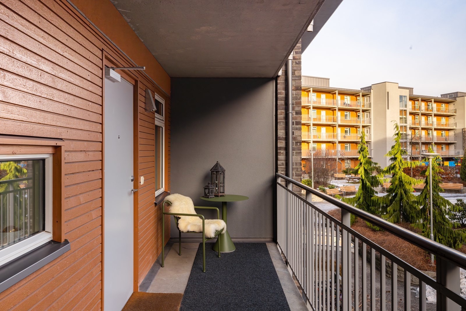 Det er heis i bygget og leiligheten har eget inngangsparti. Galleribilde