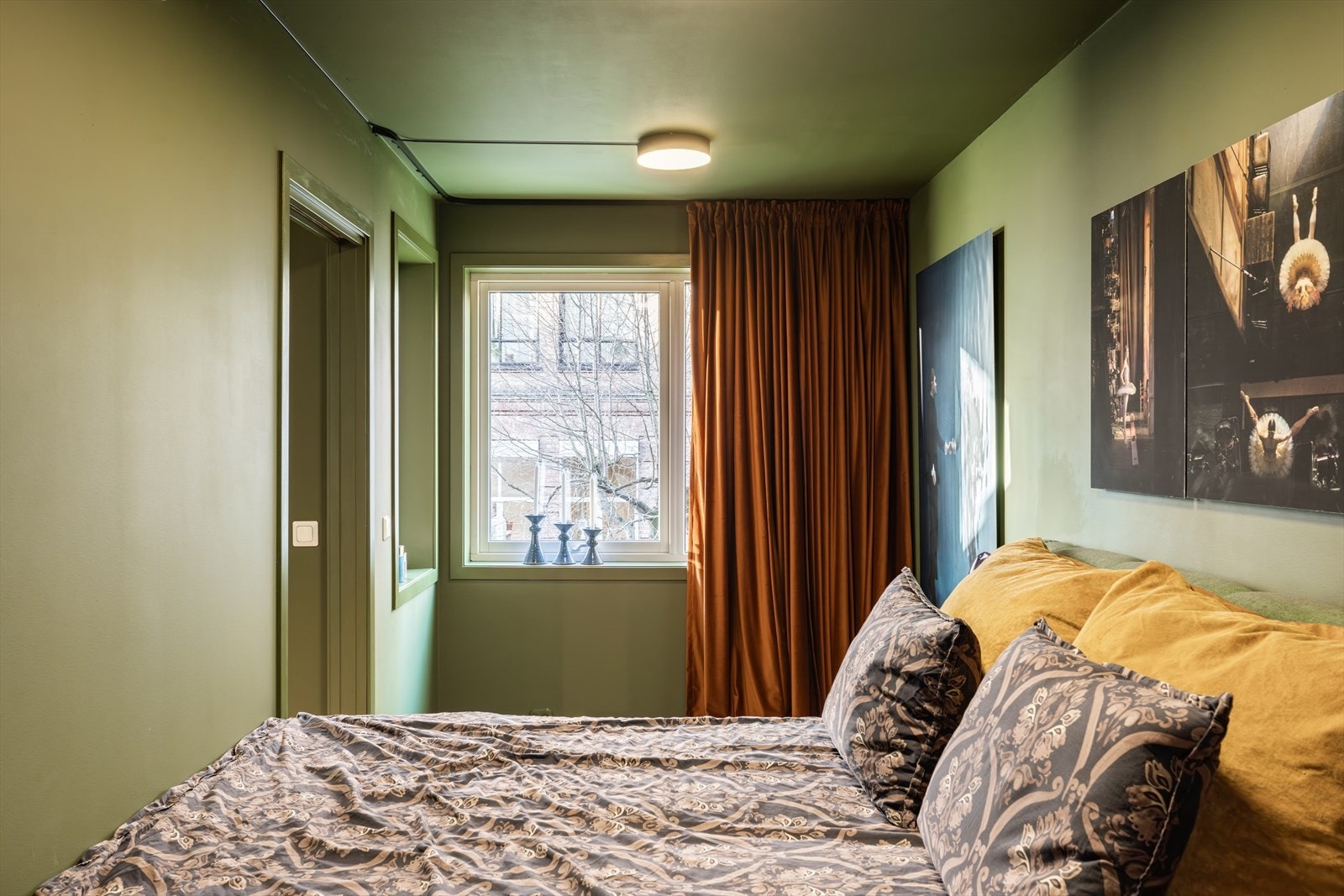 Her er det god plass til å innrede med dobbeltseng, nattbord og annet ønskelig møblement. Galleribilde