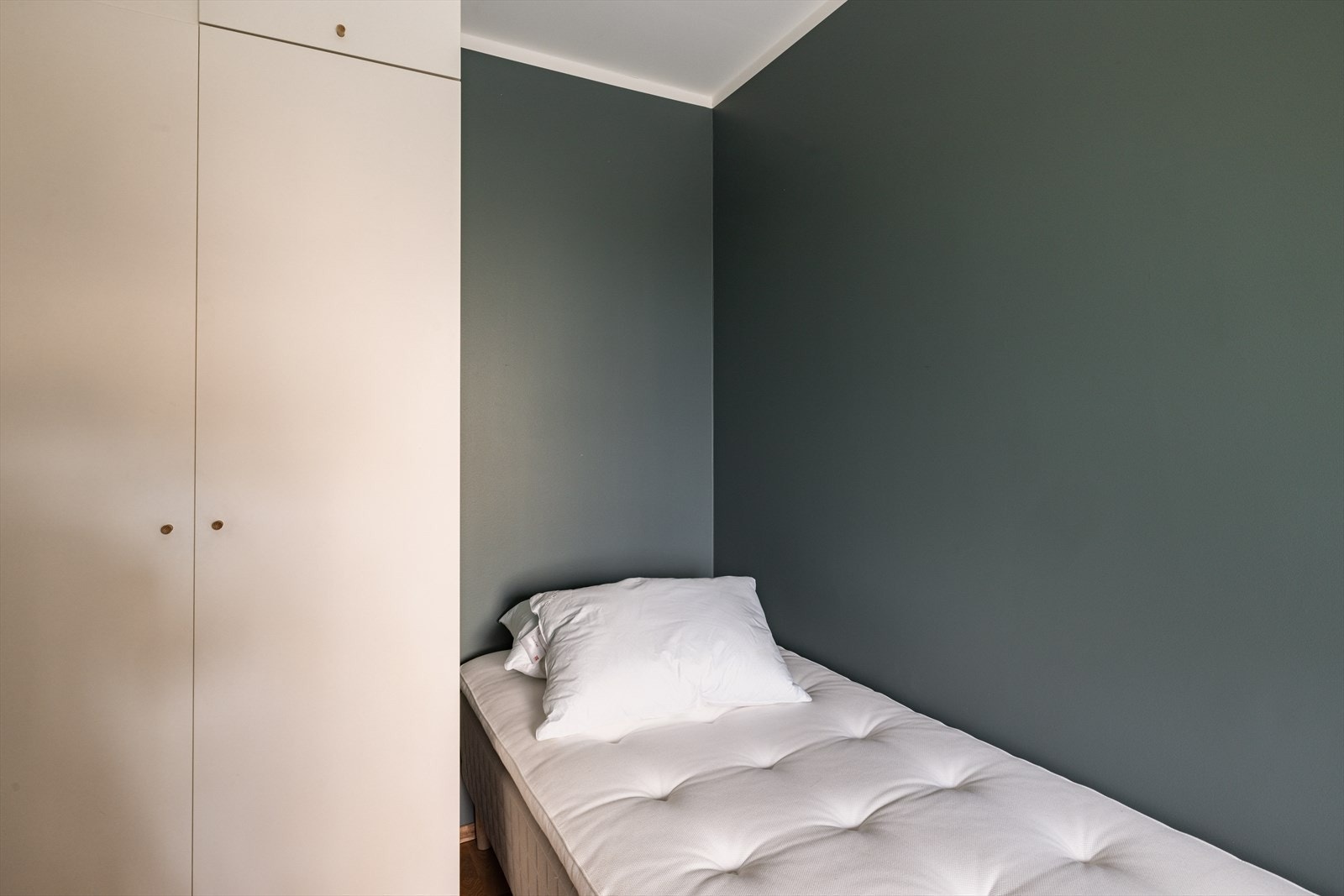 Her er det også utstyrt med en garderobe som medfølger handelen. Galleribilde