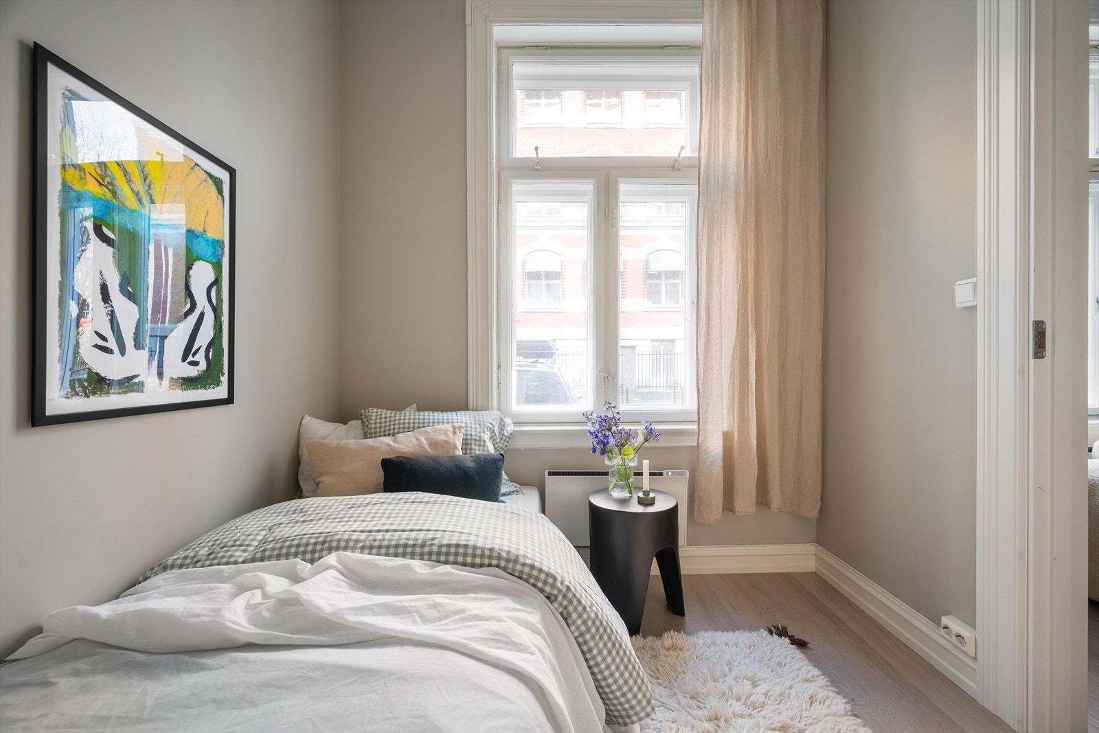 Den romslige takhøyden og rikelig med naturlig lys skaper en god atmosfære. Galleribilde