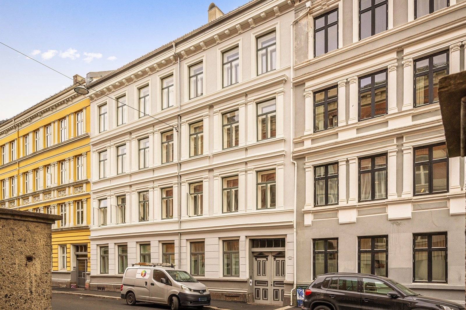 Fasaden er lys og pen. Galleribilde