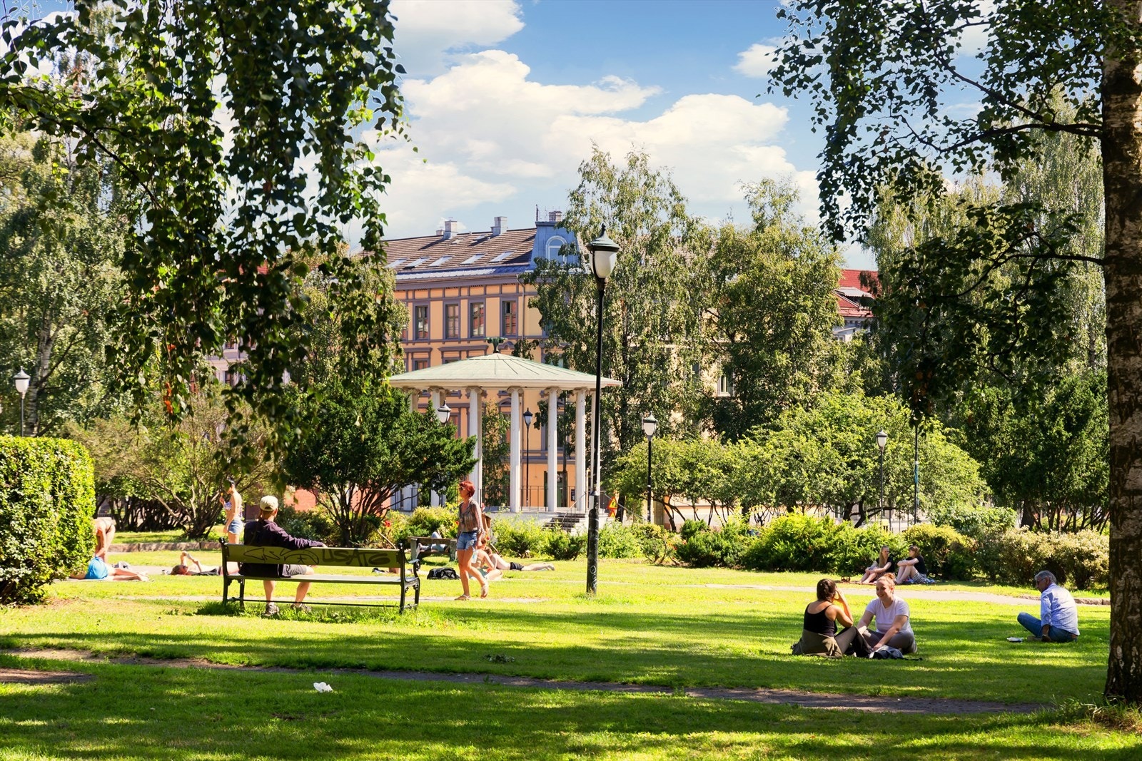 Løkka-livet er også synonymt med late dager i gresset i de mange flotte parkene. Birkelunden er særlig kjent for sitt eget "Birkelunden bruktmarked" som finner sted hver søndag. Galleribilde
