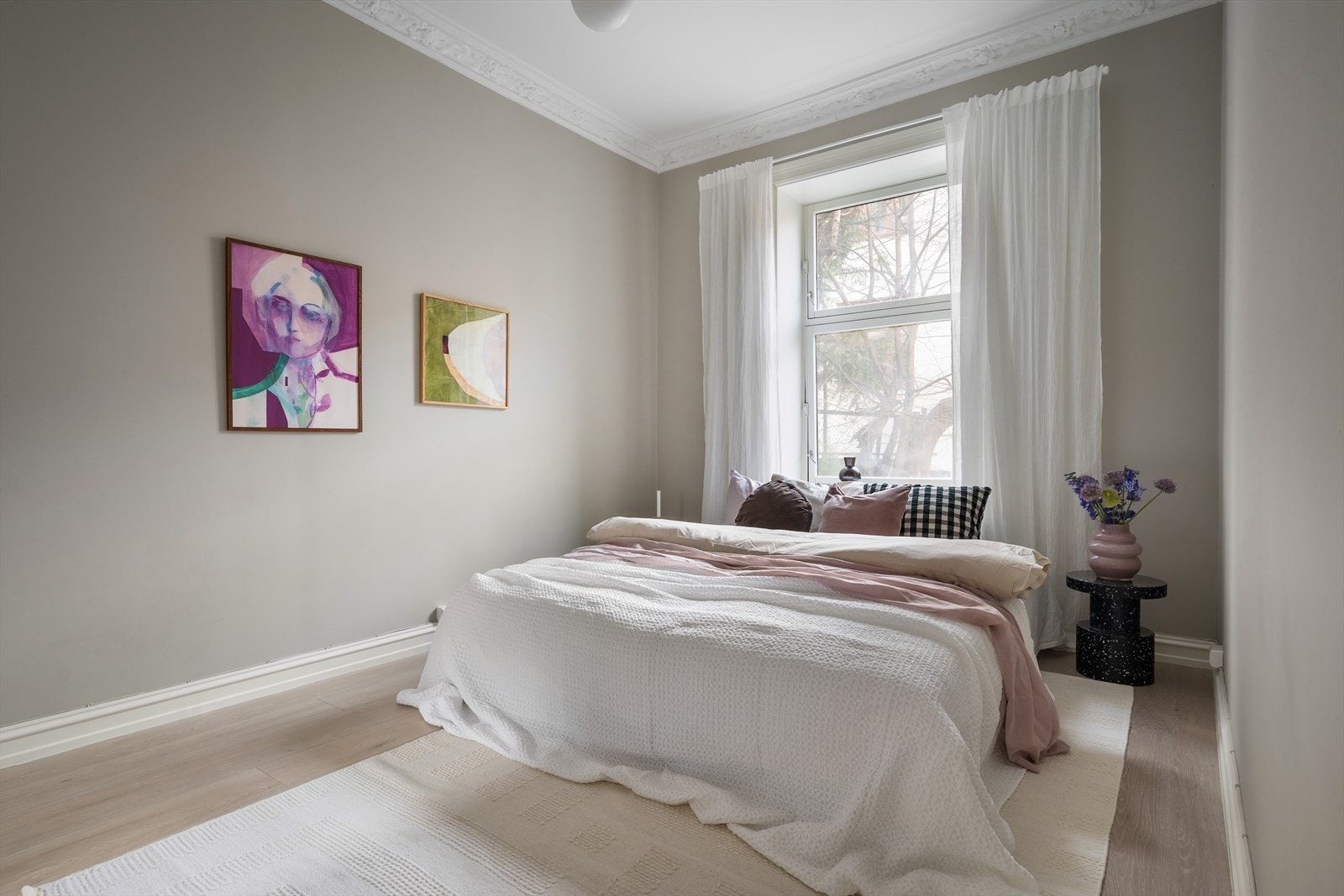 Hovedsoverommet er romslig, med god plass til dobbeltseng. Galleribilde