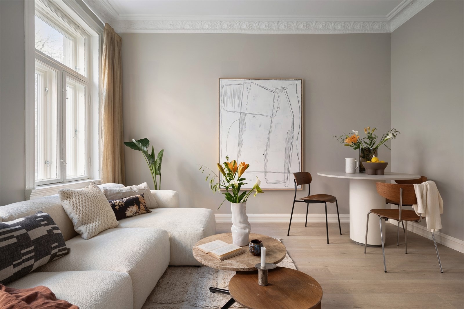 Her får du en herlig 3-roms i populær gate, tilbaketrukket fra vei- og biltrafikk samtidig med "alt" av fasiliteter en kort spasertur unna. Galleribilde