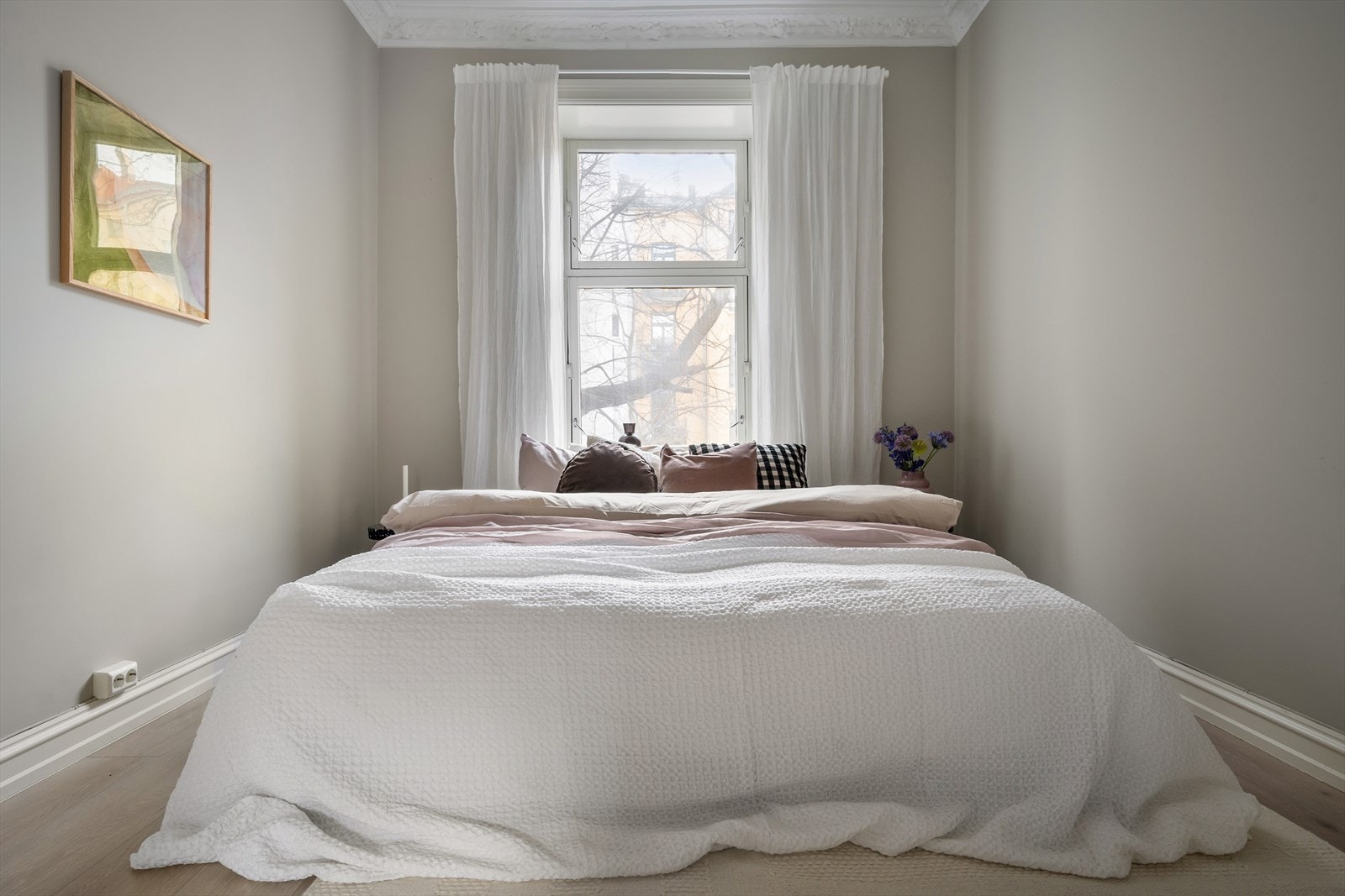 Et stort vindu gir rikelig med naturlig lys til rommet. Galleribilde