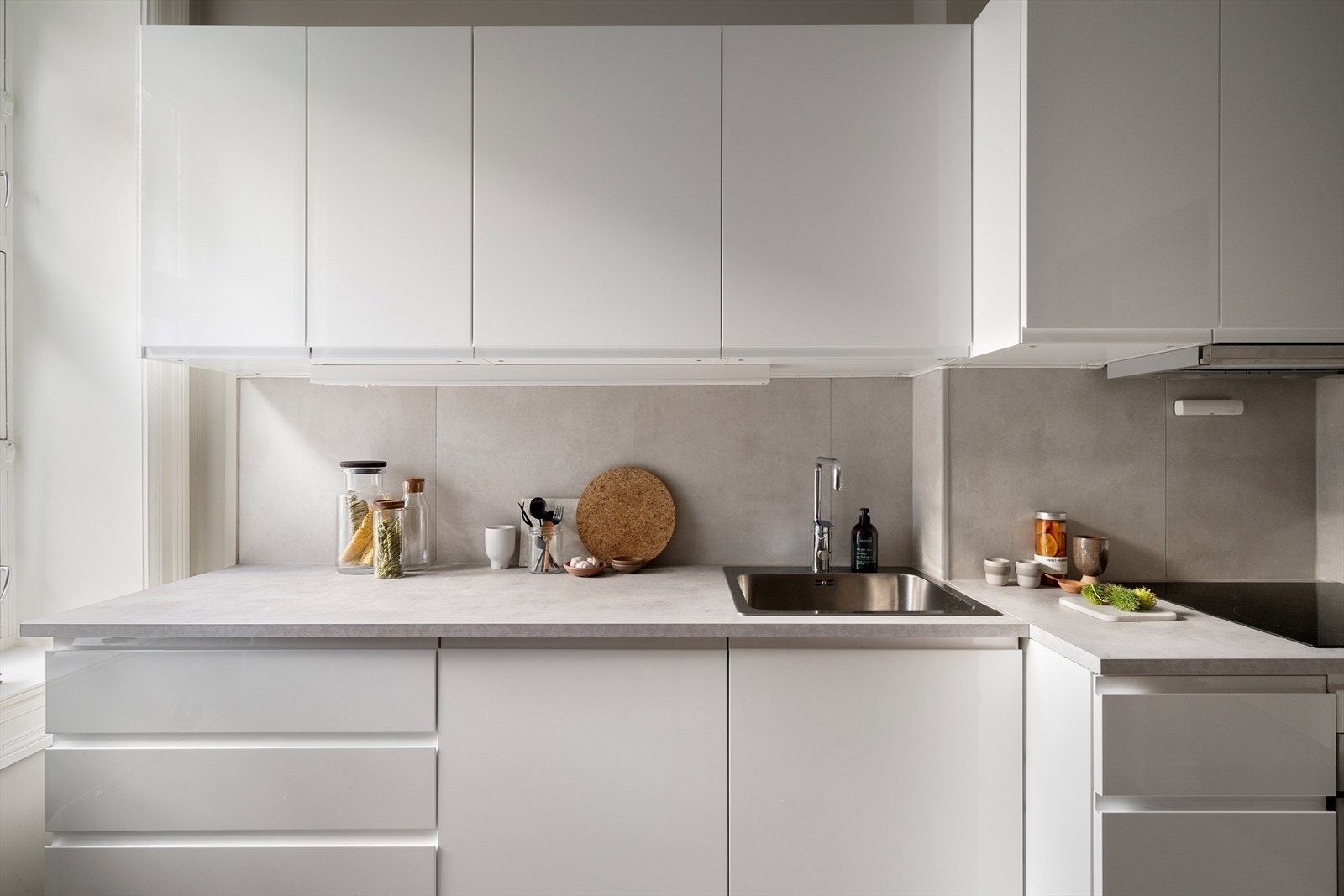 Et stort vindu gir rikelig med arbeidslys til kokkeleringen. Galleribilde