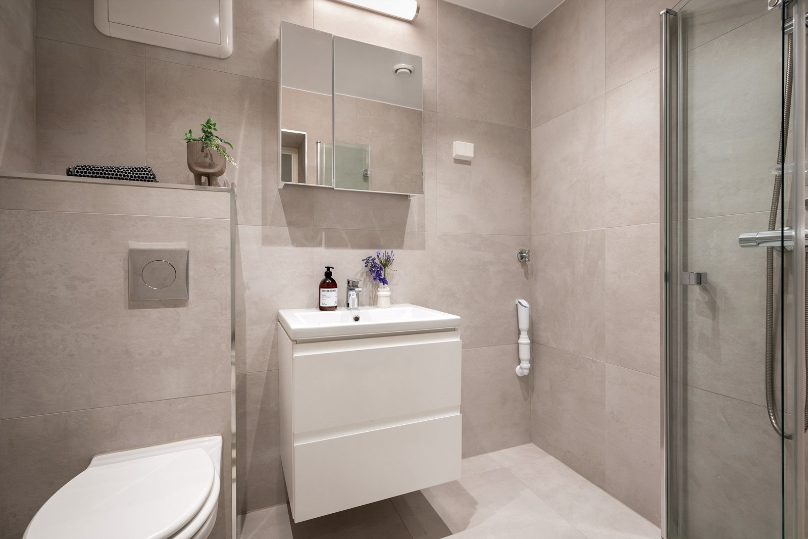 Delikat bad med fliser på vegger og gulv. Galleribilde