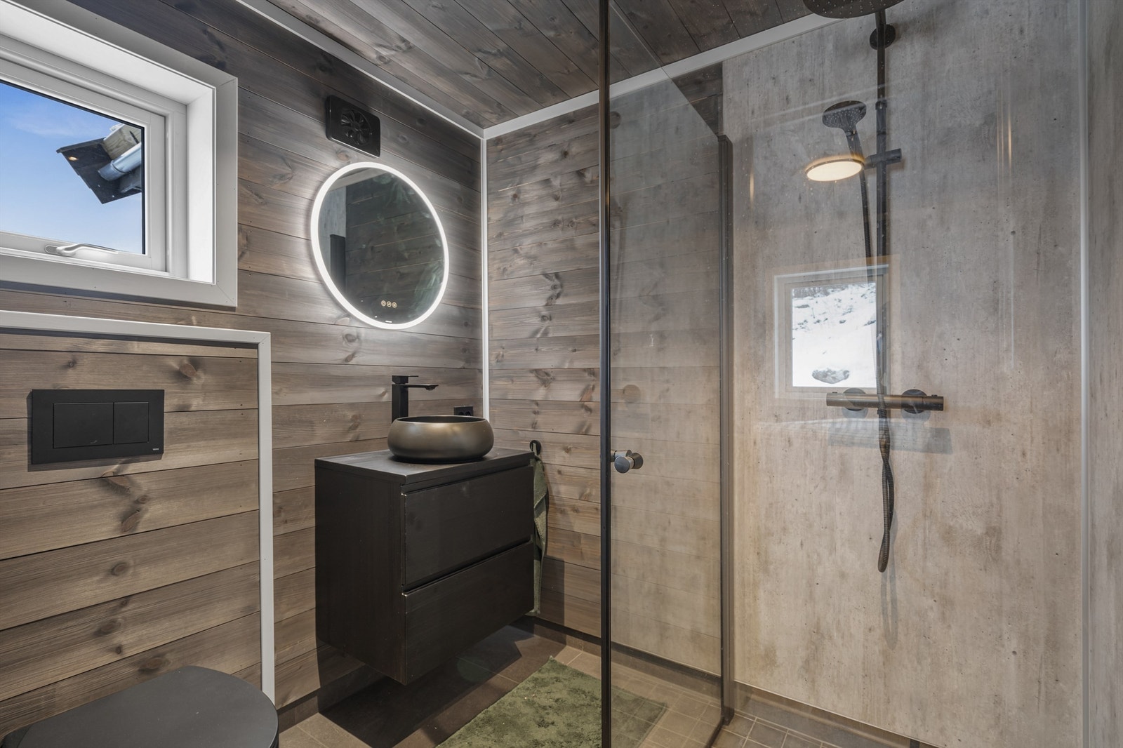 Flotte og gjennomførte svarte detaljer går igjen i store deler av hytta Galleribilde