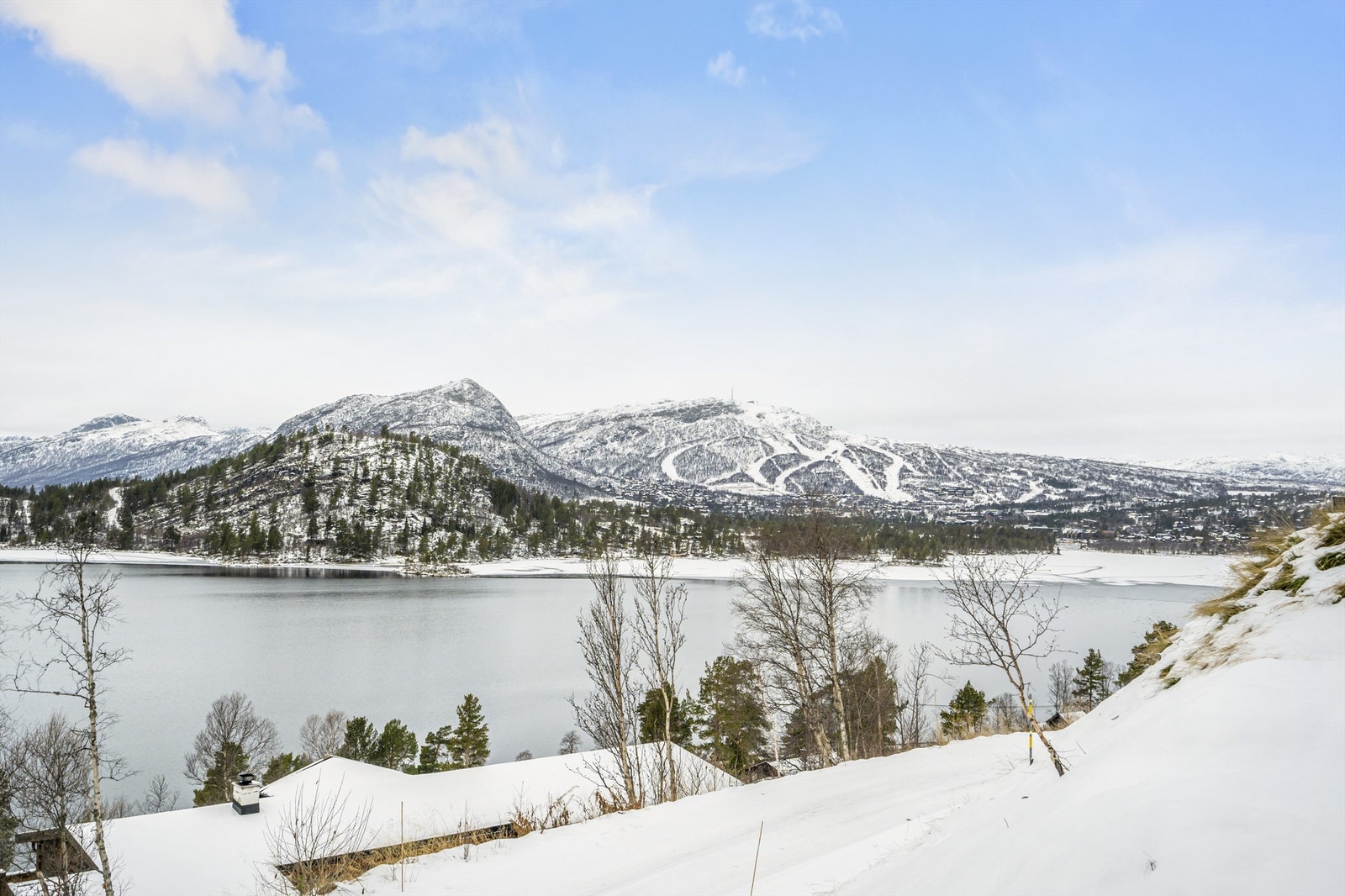 Kort vei til Hovden sentrum og utsikt mot skisenteret. Herfra er det flott kveldsstemning med skitrekkets belysning Galleribilde