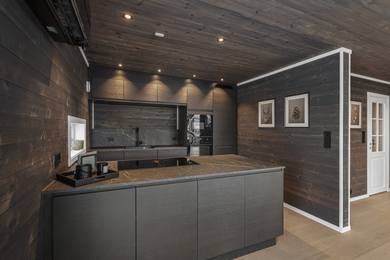 Innbydende og stilrent kjøkken med gjennomtenkte detaljer og løsninger Galleribilde