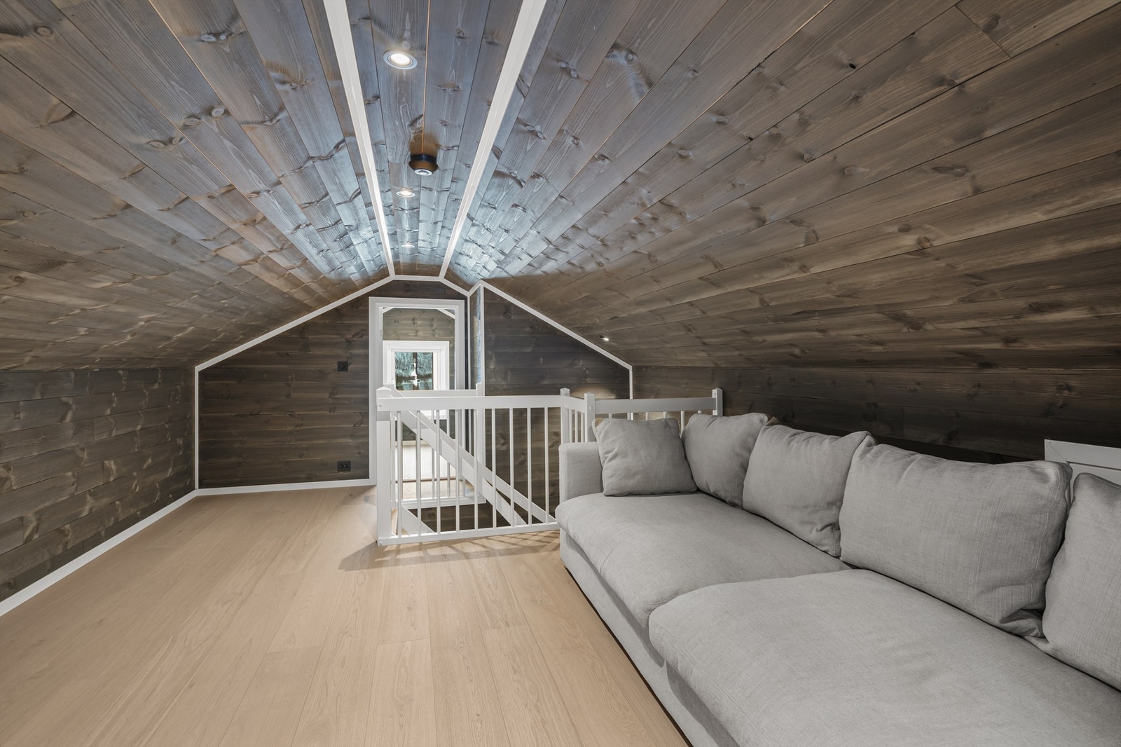 Tv-stuen på hems ( ikke godkjent til varig opphold grunnet takhøyde ) Galleribilde