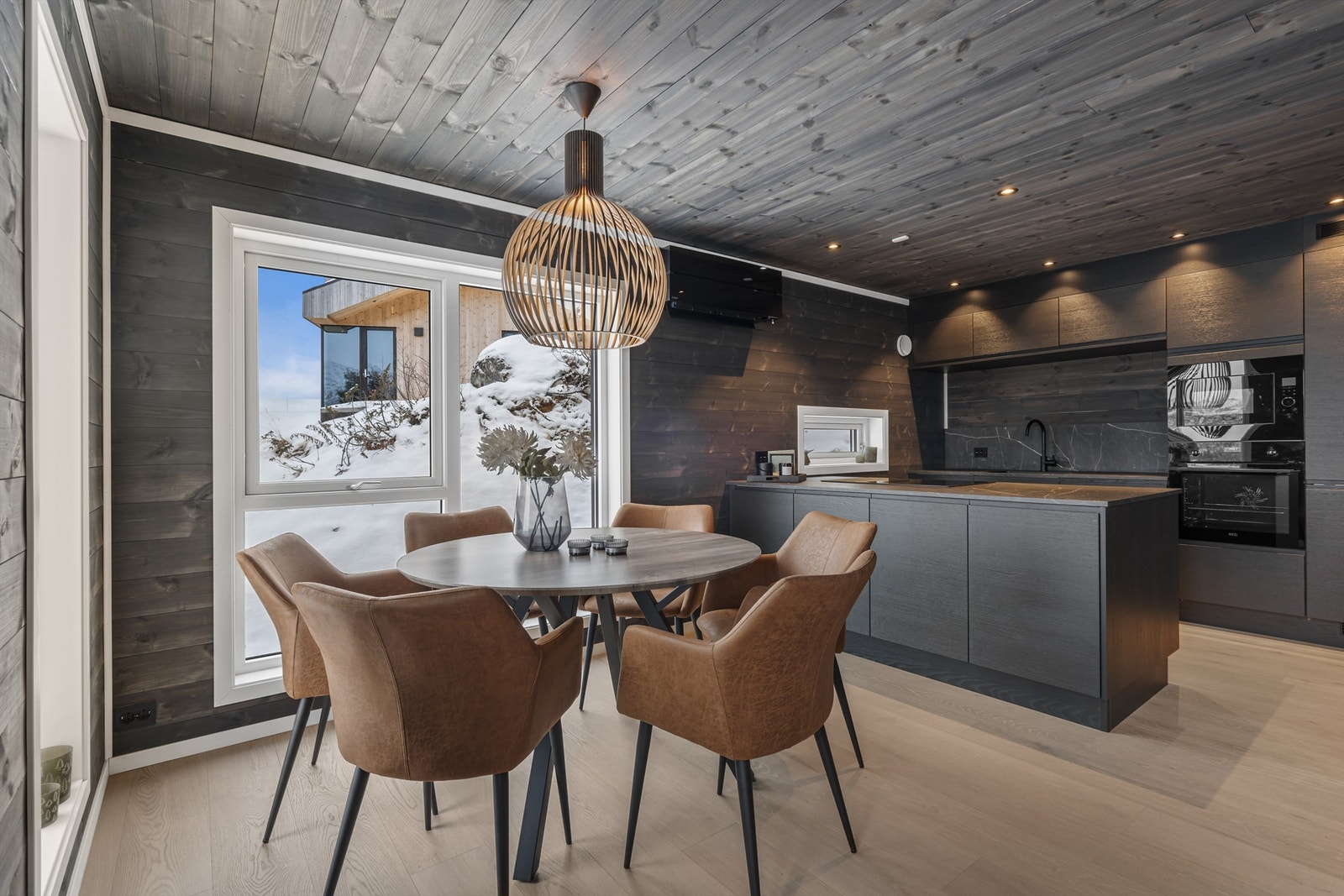 Flott spisestue og kjøkken med moderne og stilrene løsninger og integrerte hvitevarer Galleribilde