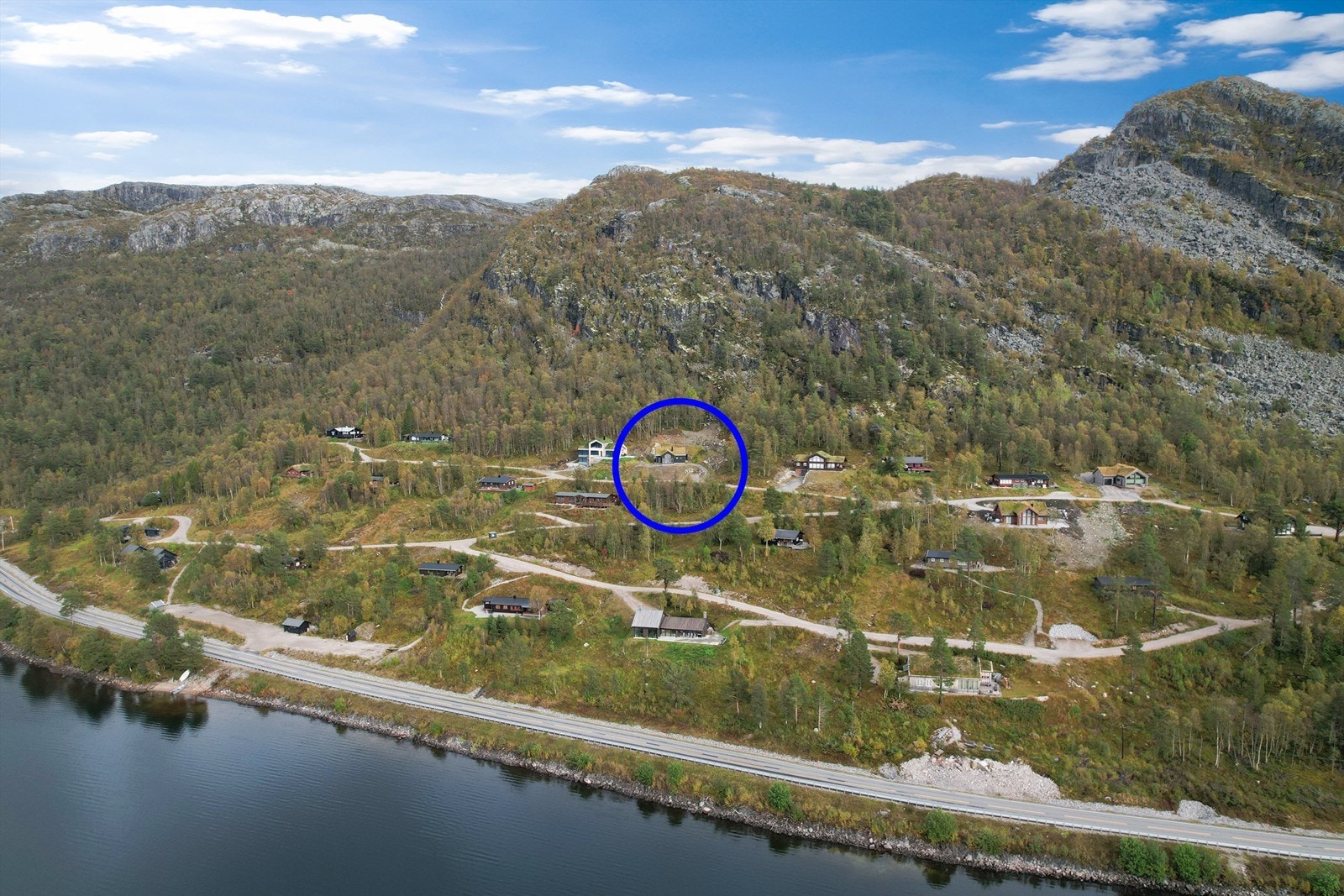 Solrik beliggenhet med flott utsikt. Galleribilde