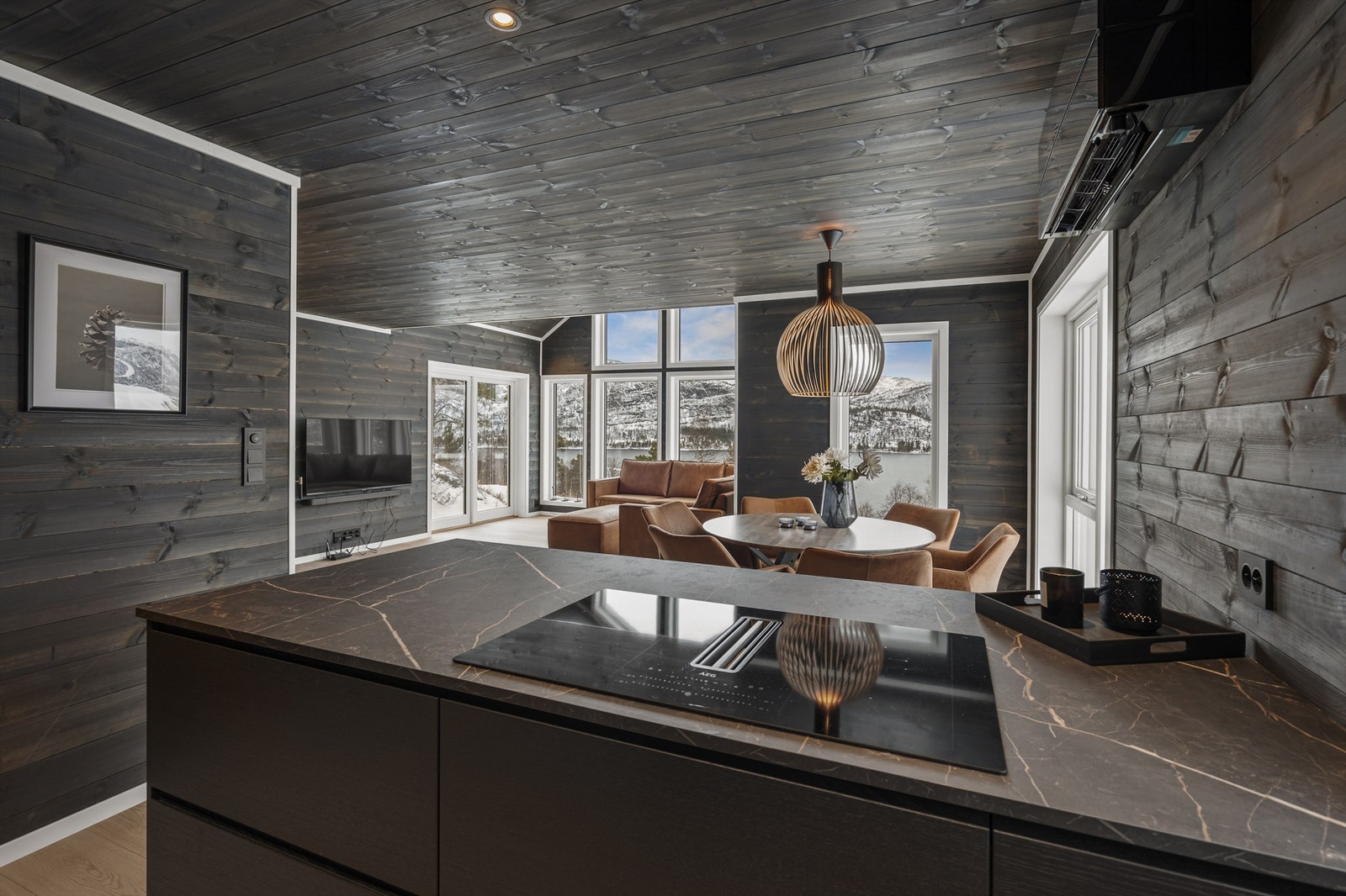 Åpen og sosial løsning mellom stue, spisestue og kjøkken i tillegg til store vinduer som tar inn den flotte utsikten Galleribilde