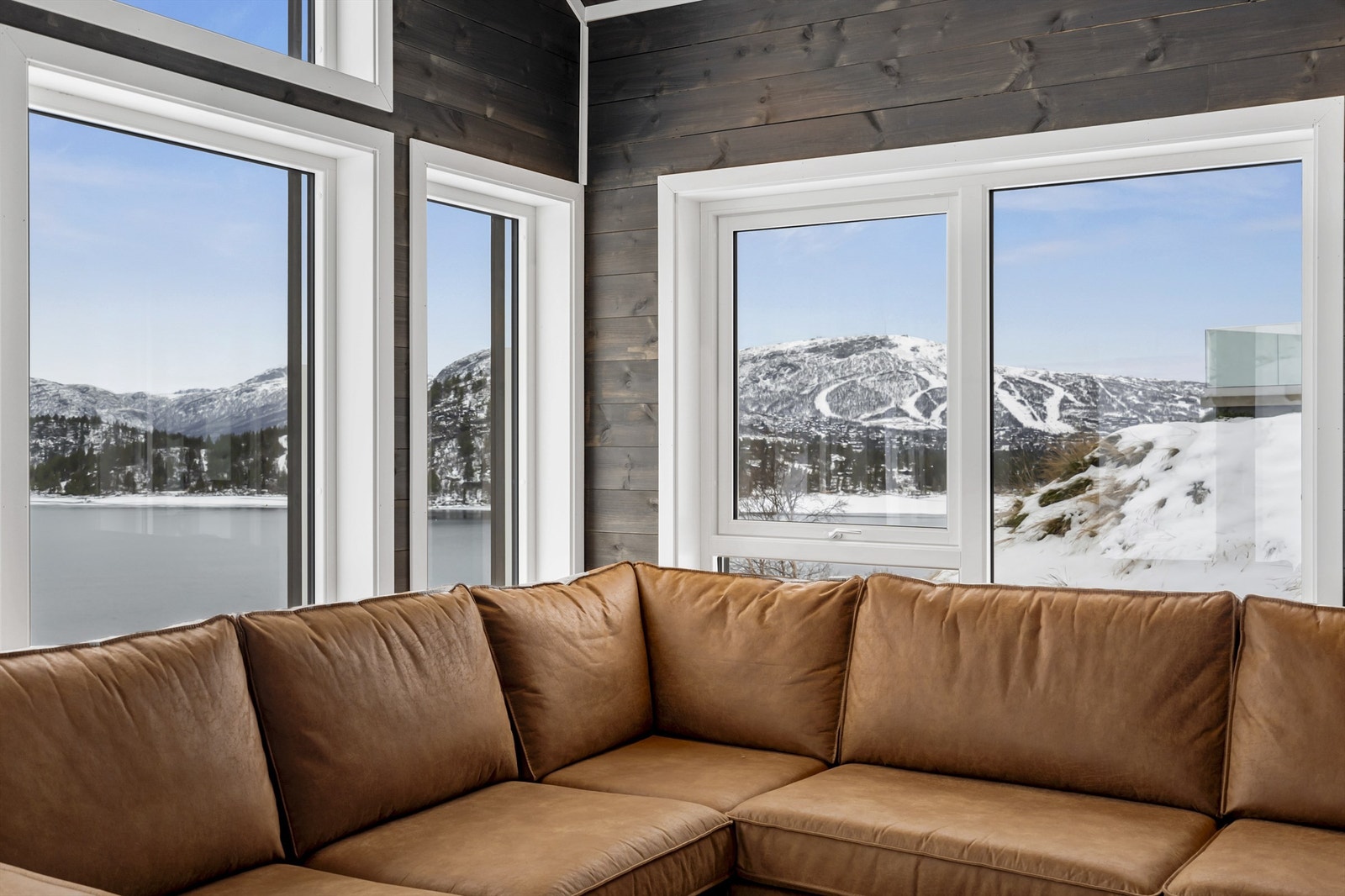 Mye vinduer som slipper inn mye lys Galleribilde