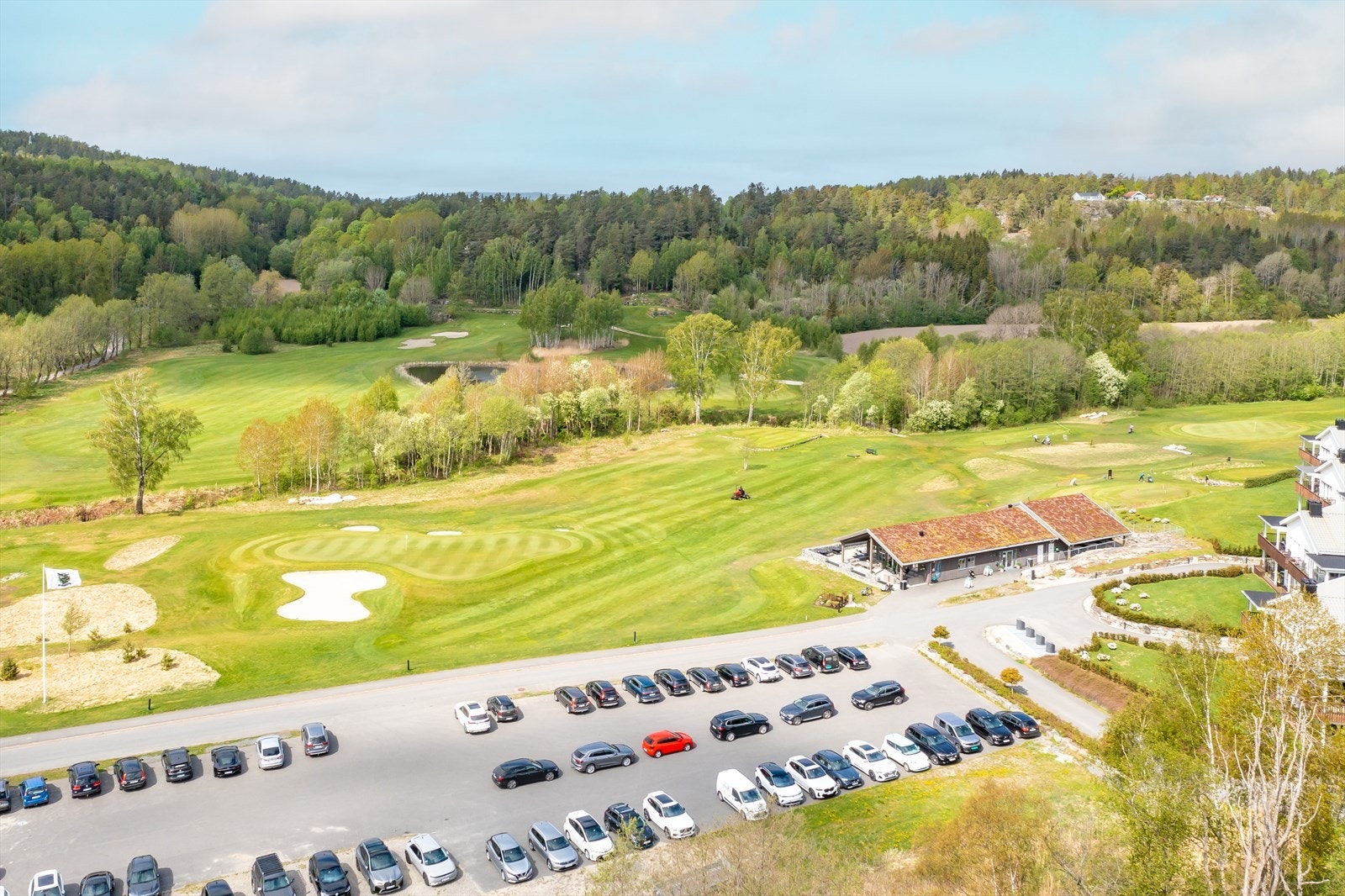 Fra klubbhuset og golfklubbens p-areal Galleribilde