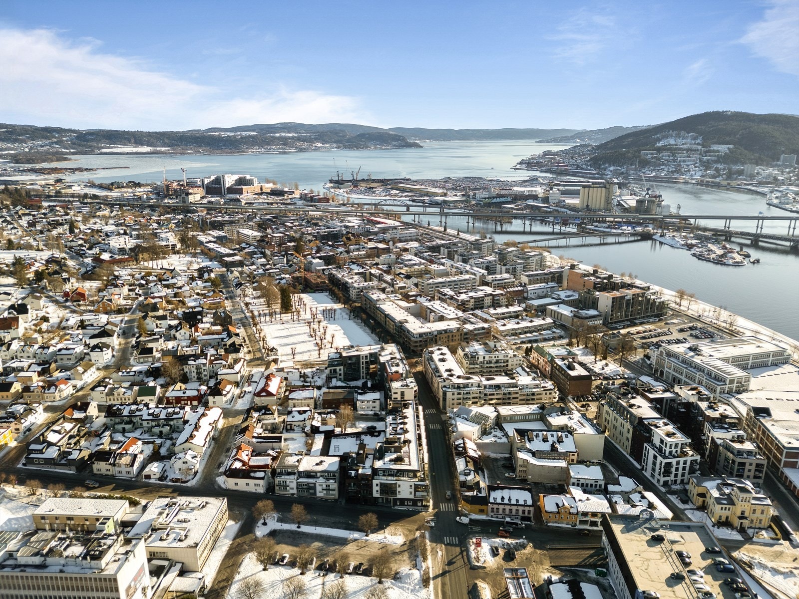 Fra leiligheten er det kort vei til flotte tur- og aktivitetsmuligheter i marka og idylliske gåturer langs elvepromenaden. Galleribilde