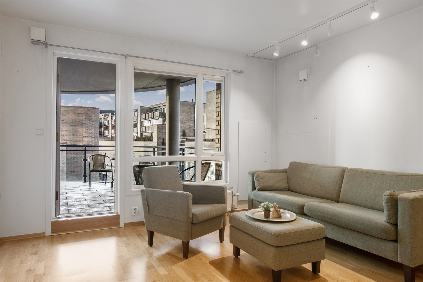 Fra stuen er det utgang til vestvendt veranda. Galleribilde