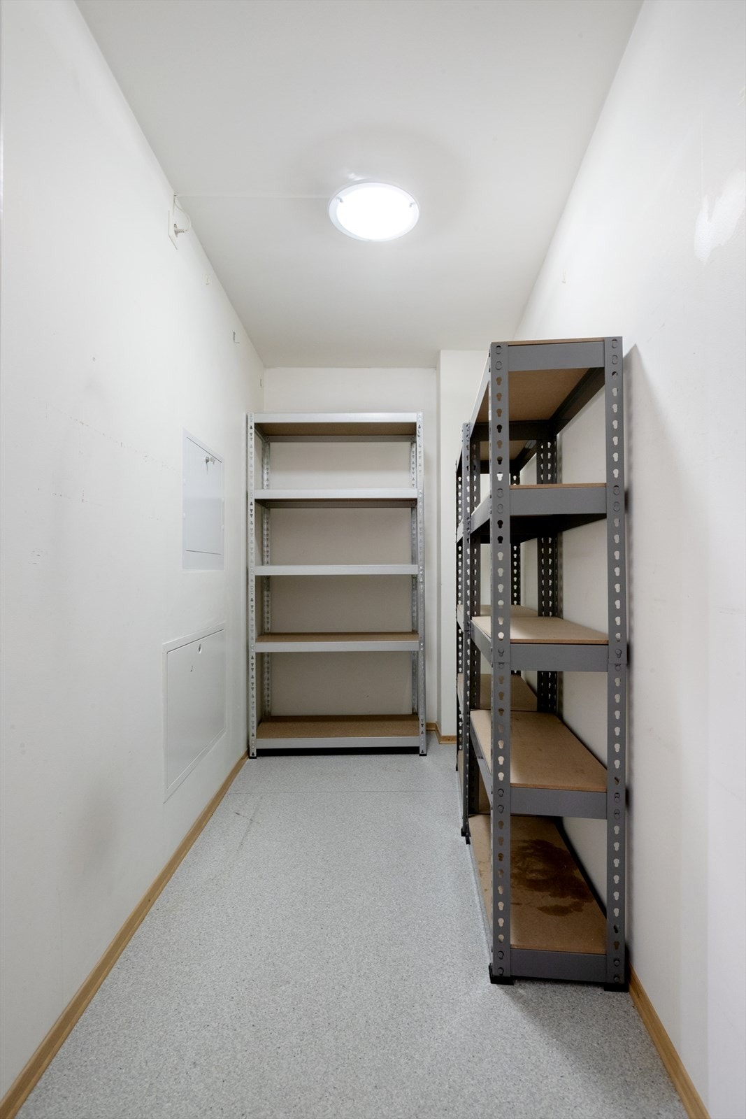 Innvendig bod på ca. 5 kvm. i tillegg til to boder på 5 og 1 kvm utenfor leiligheten. Galleribilde