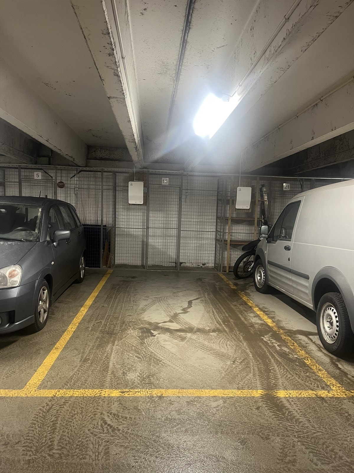 Garasjeplass med elbillader, (rett ved utgang fra heis). Galleribilde