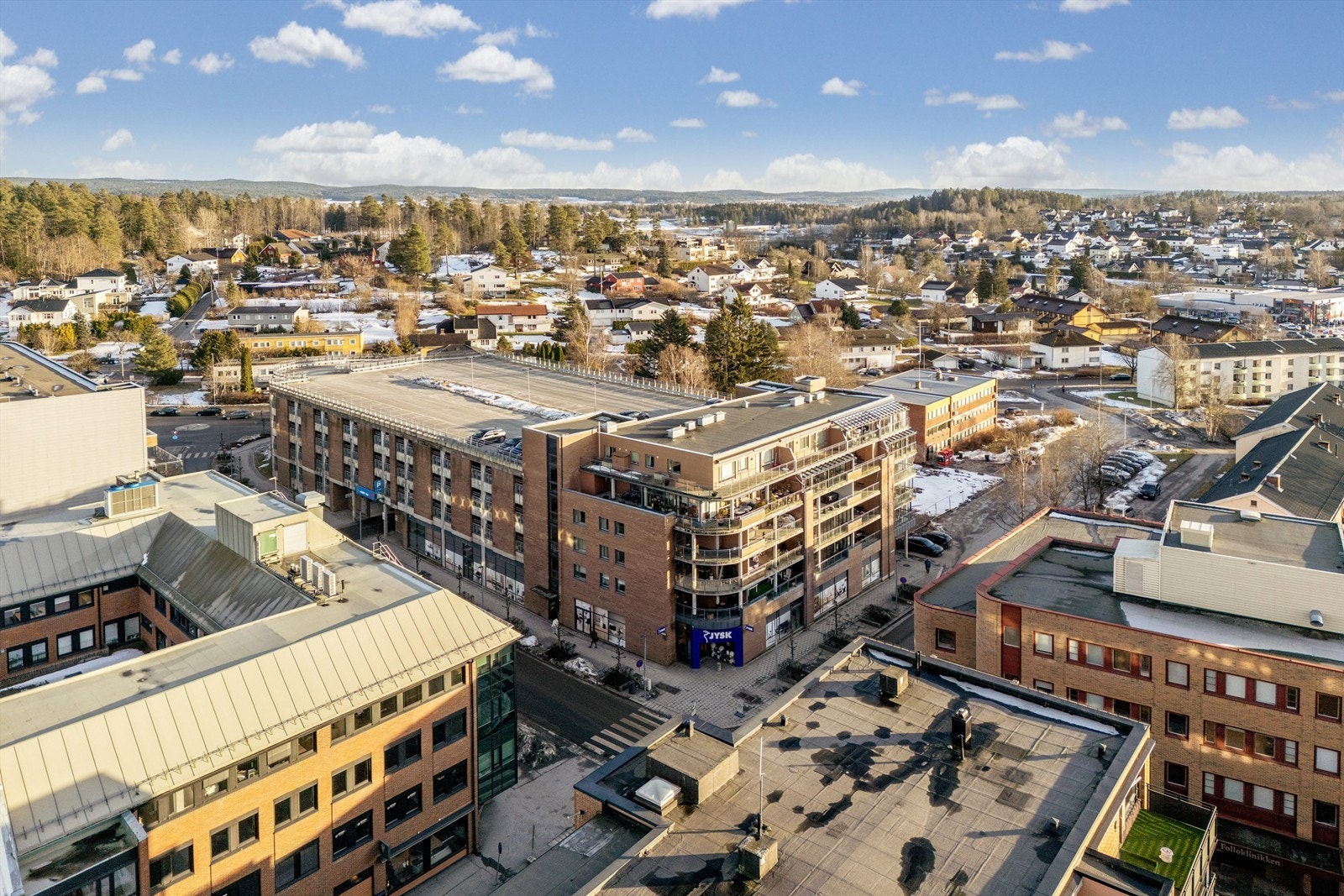 Det er gangavstand til Ski stasjon som er et knutepunkt på Østfoldbanen med hyppige tog i "alle" retninger. Galleribilde