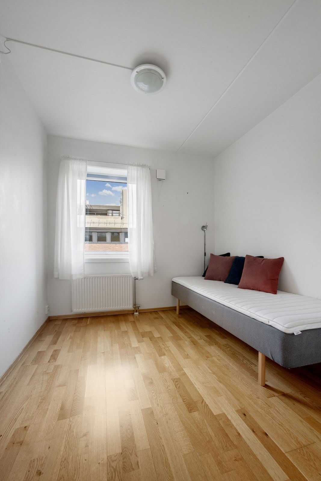 Det er skyvedørsgarderobe på soverom 1 og garderobeskap på soverom 2. Galleribilde