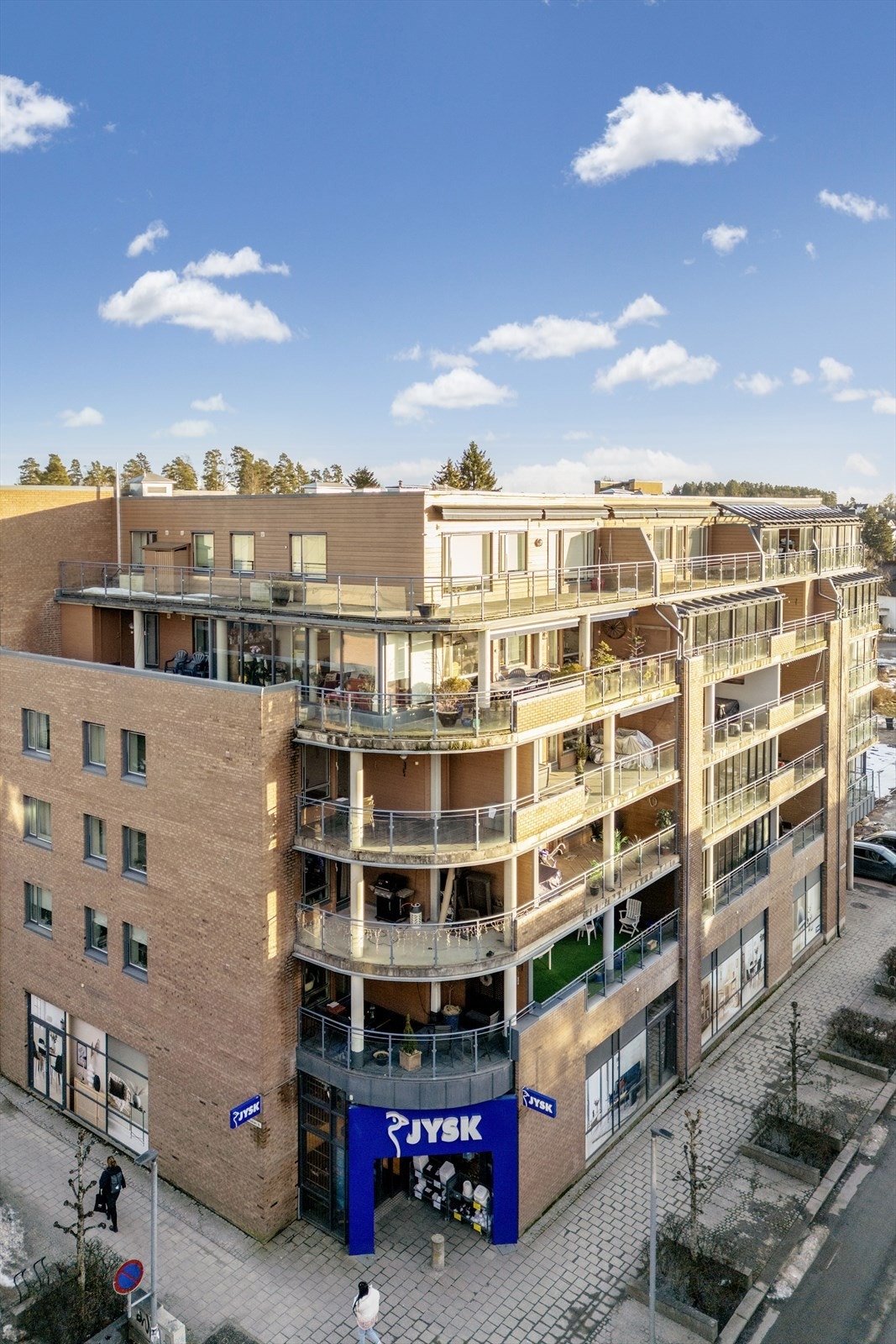 Leiligheten ligger i 3. etasje, på hjørnet av bygget, med vestvendt veranda. Galleribilde