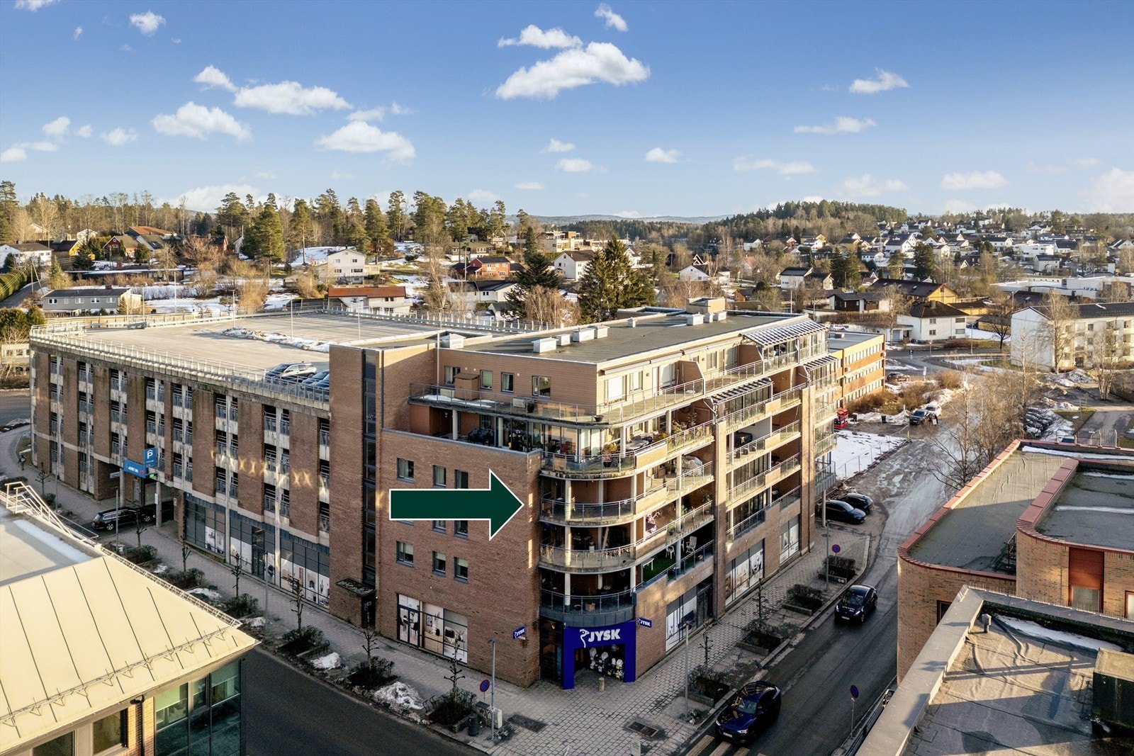 Leiligheten ligger i Ski sentrum med nærhet til alt av forretninger, servicetilbud og offentlig kommunikasjon. Galleribilde