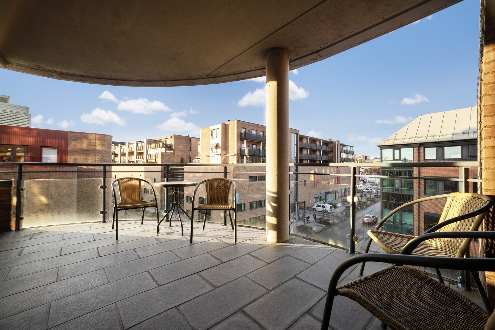 Det er umiddelbar nærhet til Ski Storsenter. Galleribilde