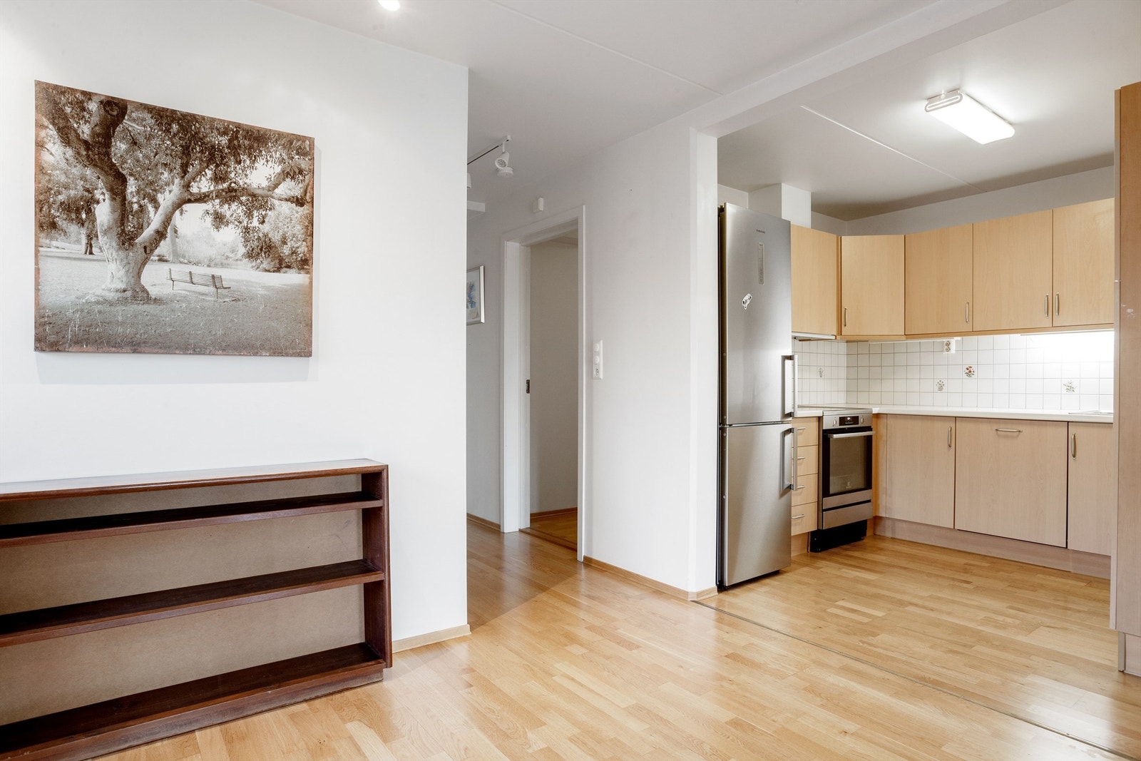 Kjøkkenet er utstyrt med stekeovn med induksjonstopp og oppvaskmaskin. Kjøleskap følger ikke med. Galleribilde