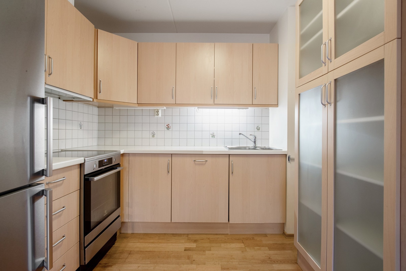 Kjøkkeninnredningen er fra byggeår og har slette fronter. Løst skap til høyre følger med. Galleribilde